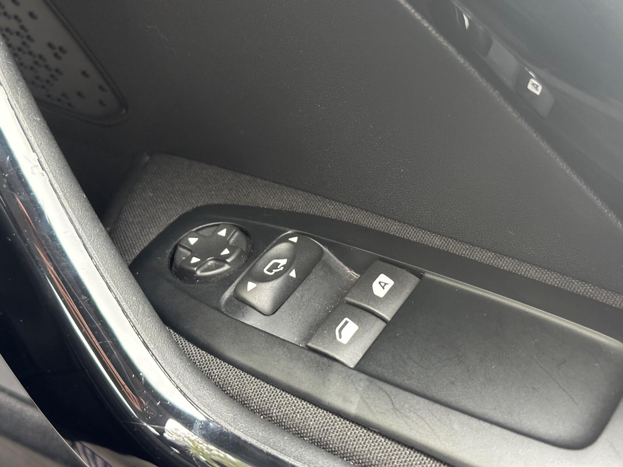Peugeot 208 view 41