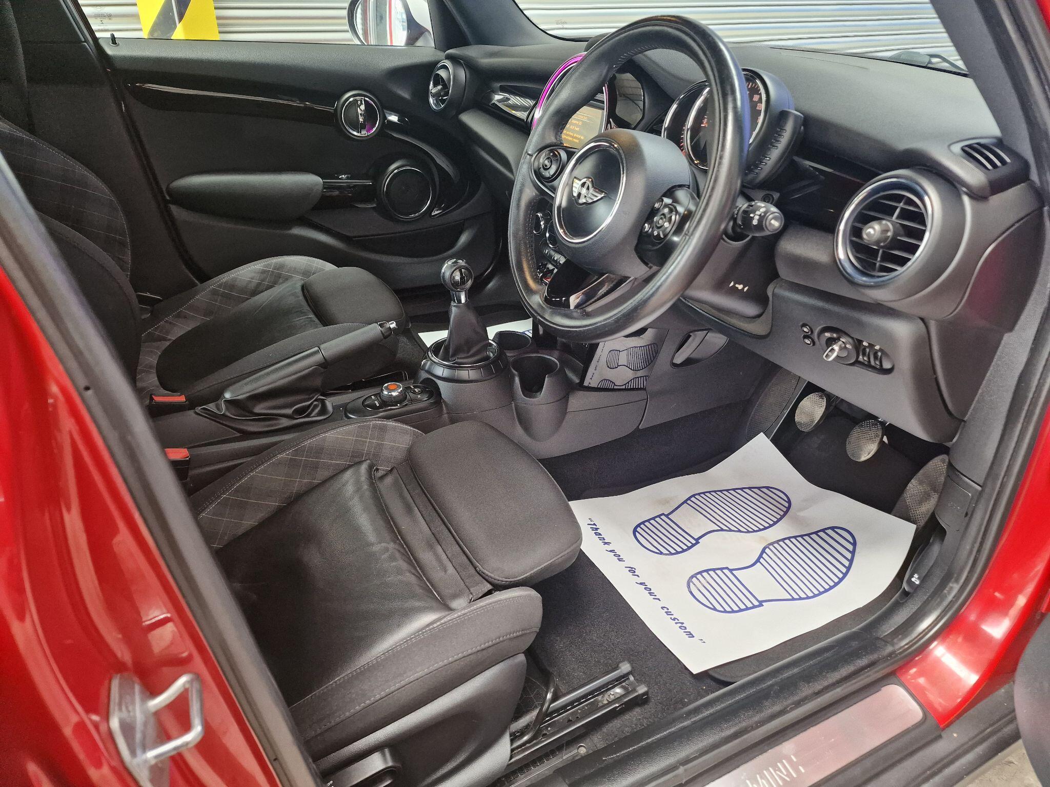 2015 MINI Hatch image 10