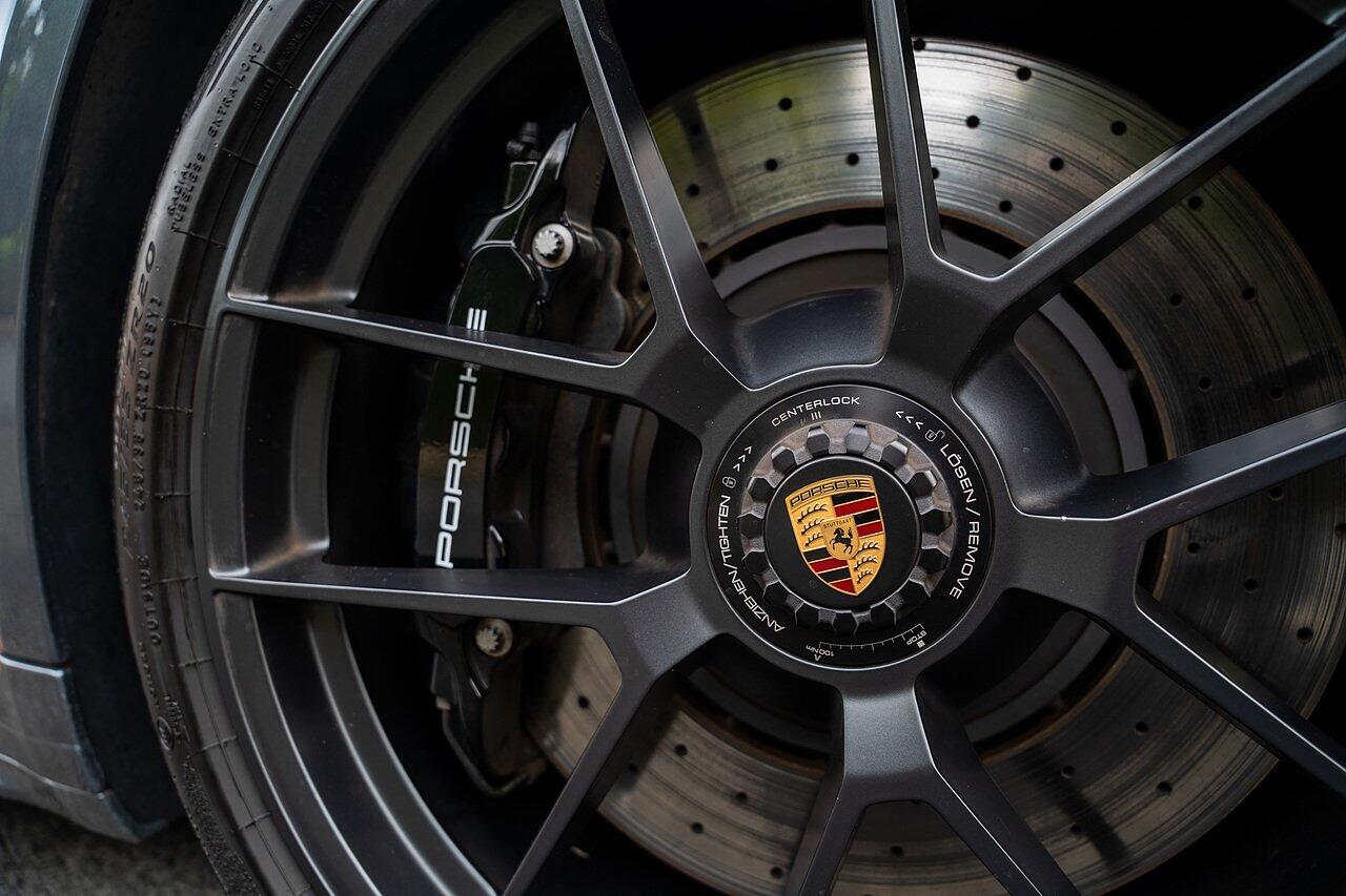 Porsche 911 view 7