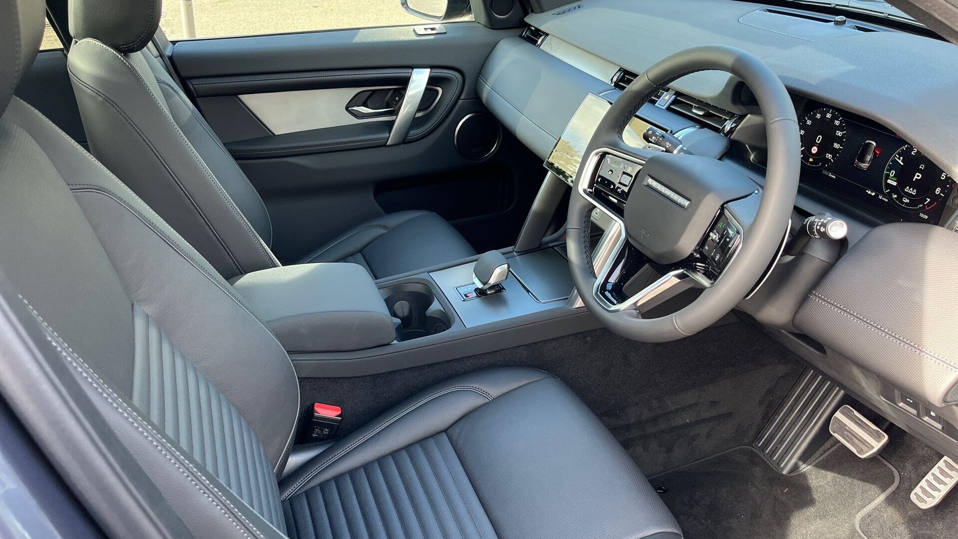 Land Rover Discovery Sport view 32