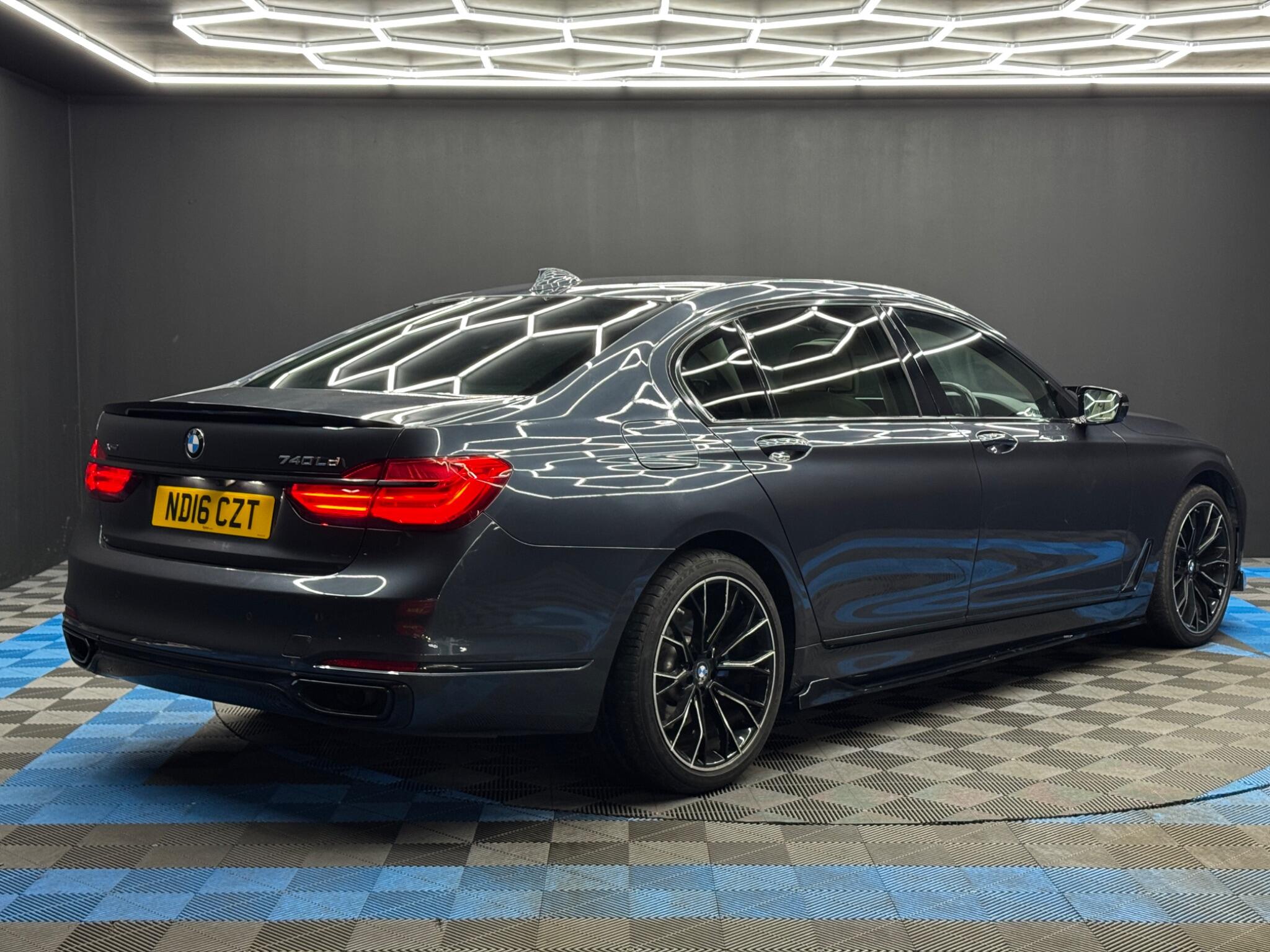 BMW 7 Series view 5