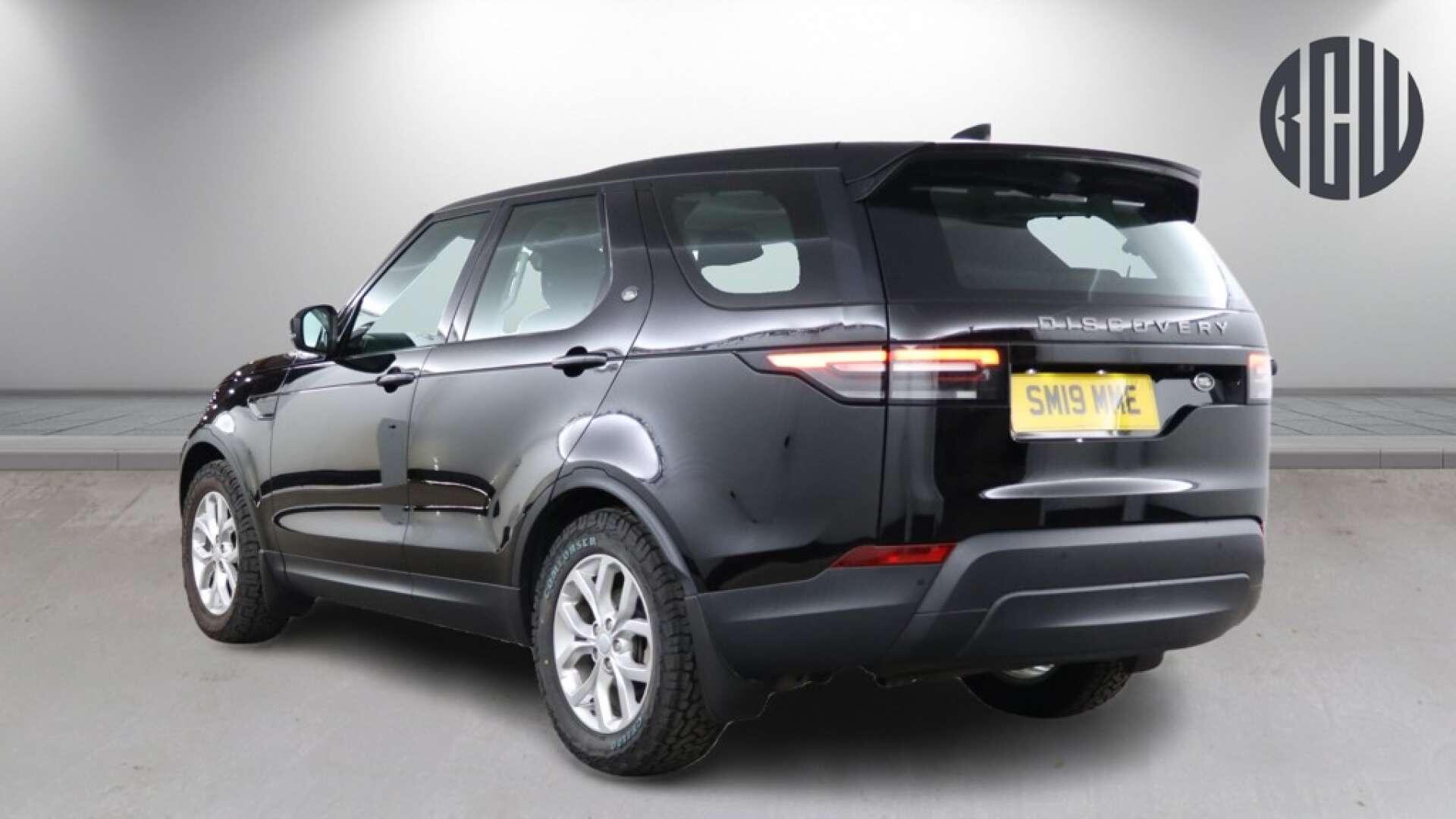 Land Rover Discovery view 3