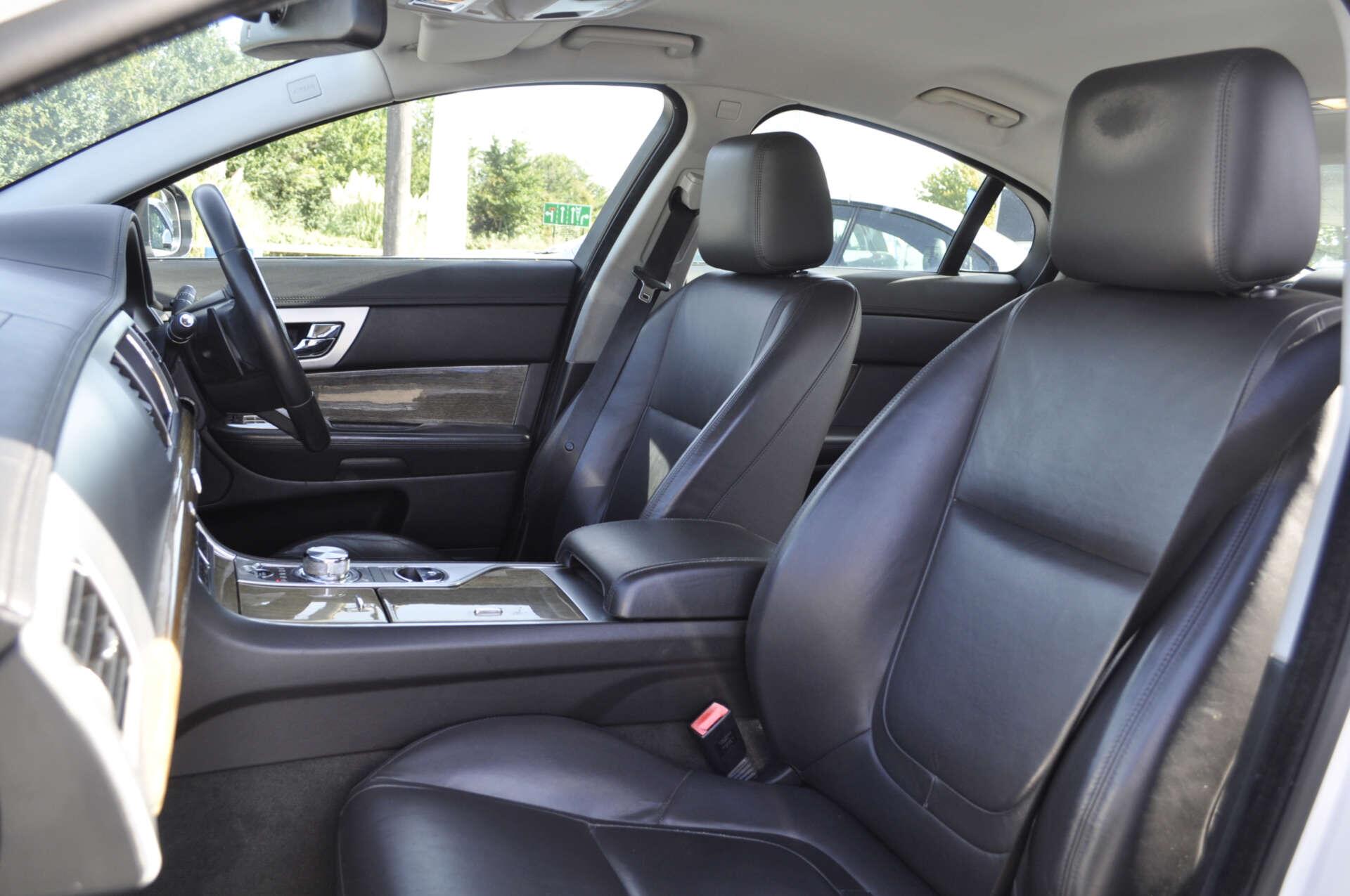 Jaguar XF view 13
