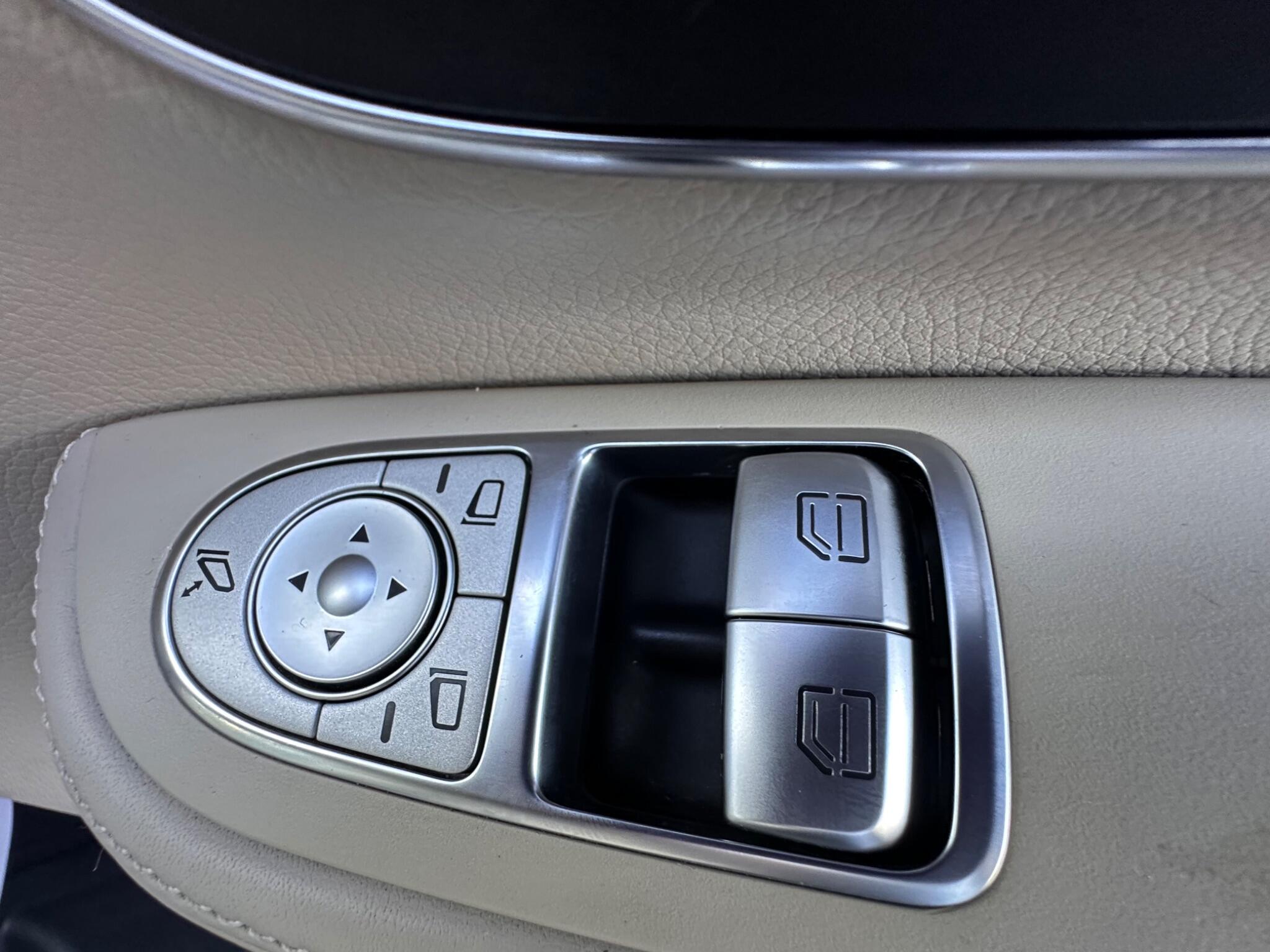 Mercedes-Benz V-Class view 12