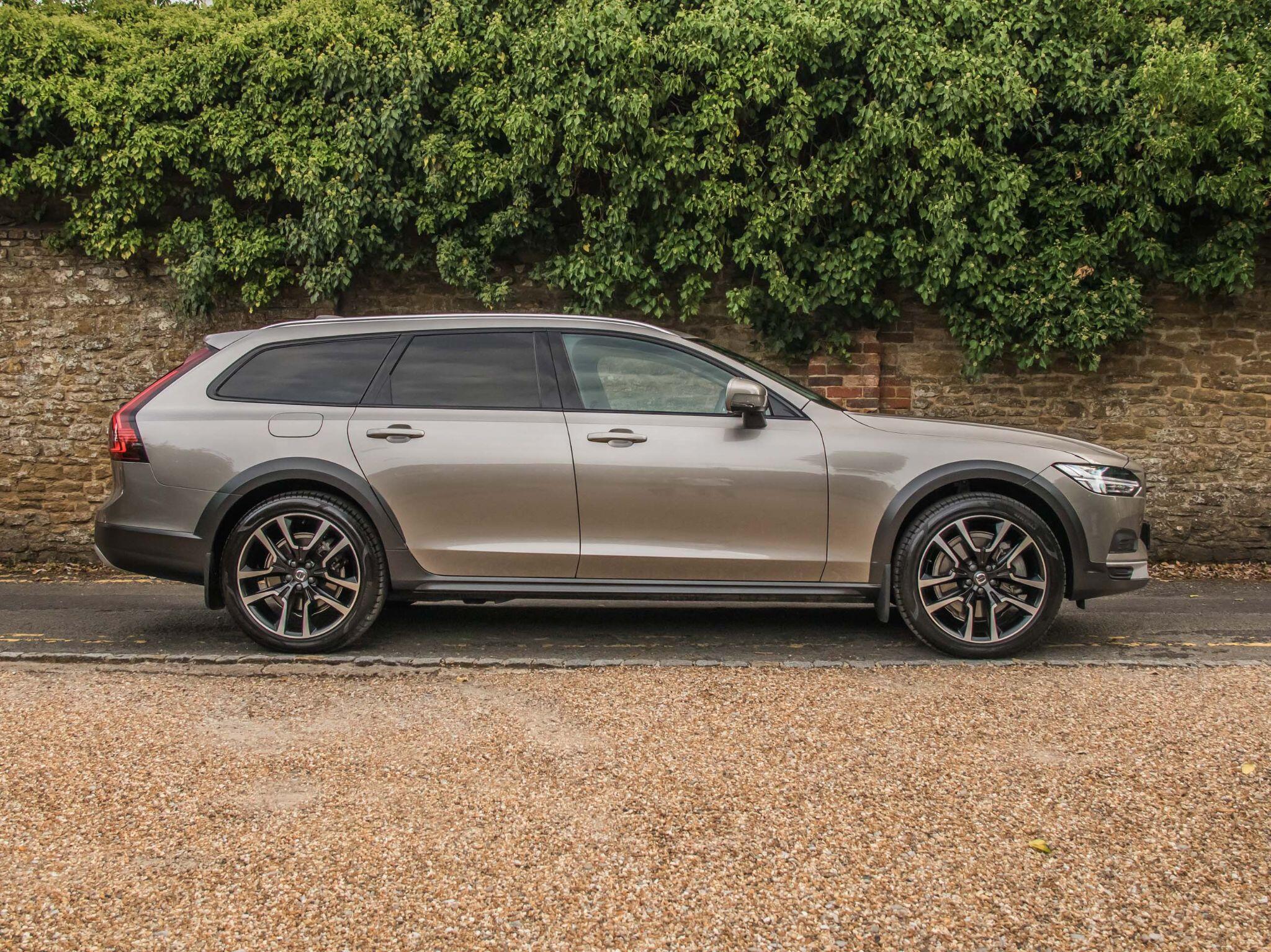 Volvo V90 Cross Country view 13