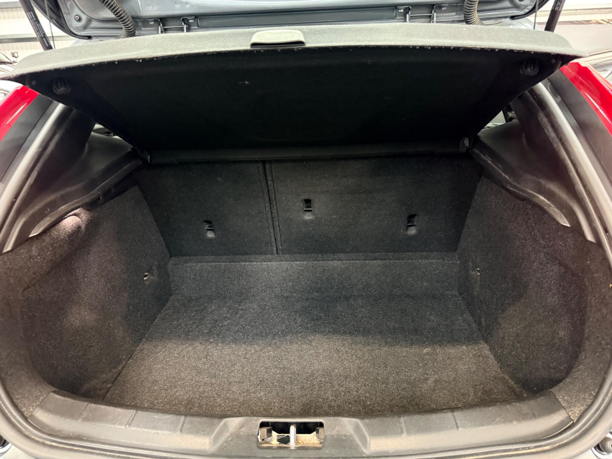 Volvo V40 view 18