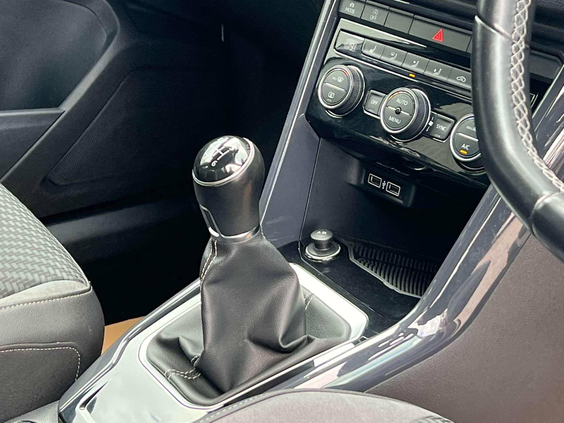 Volkswagen T-Roc view 14