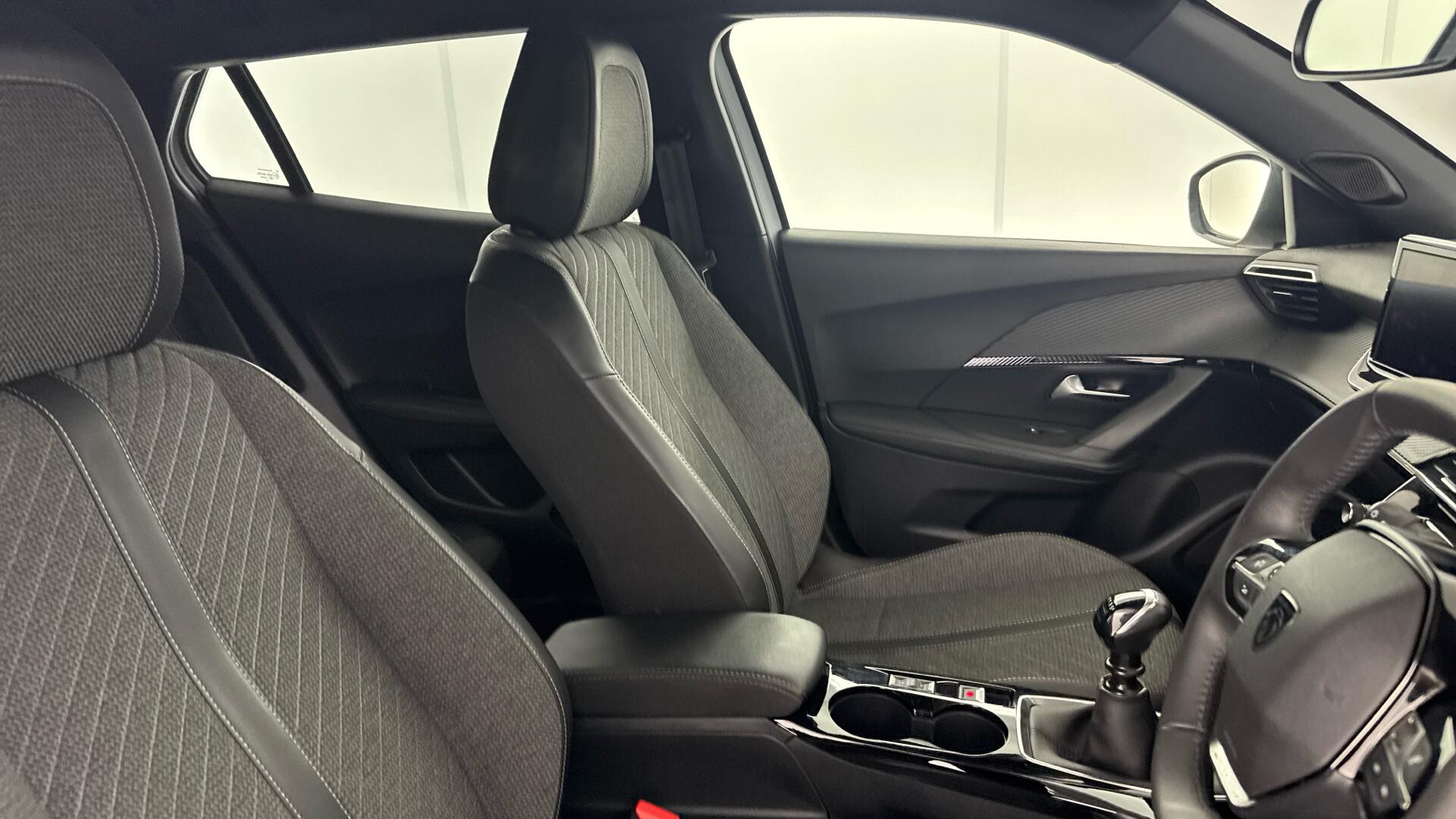 Peugeot 2008 view 16