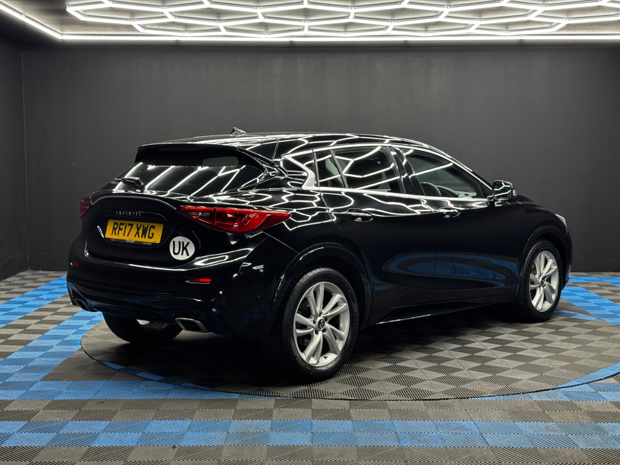 Infiniti Q30 view 5
