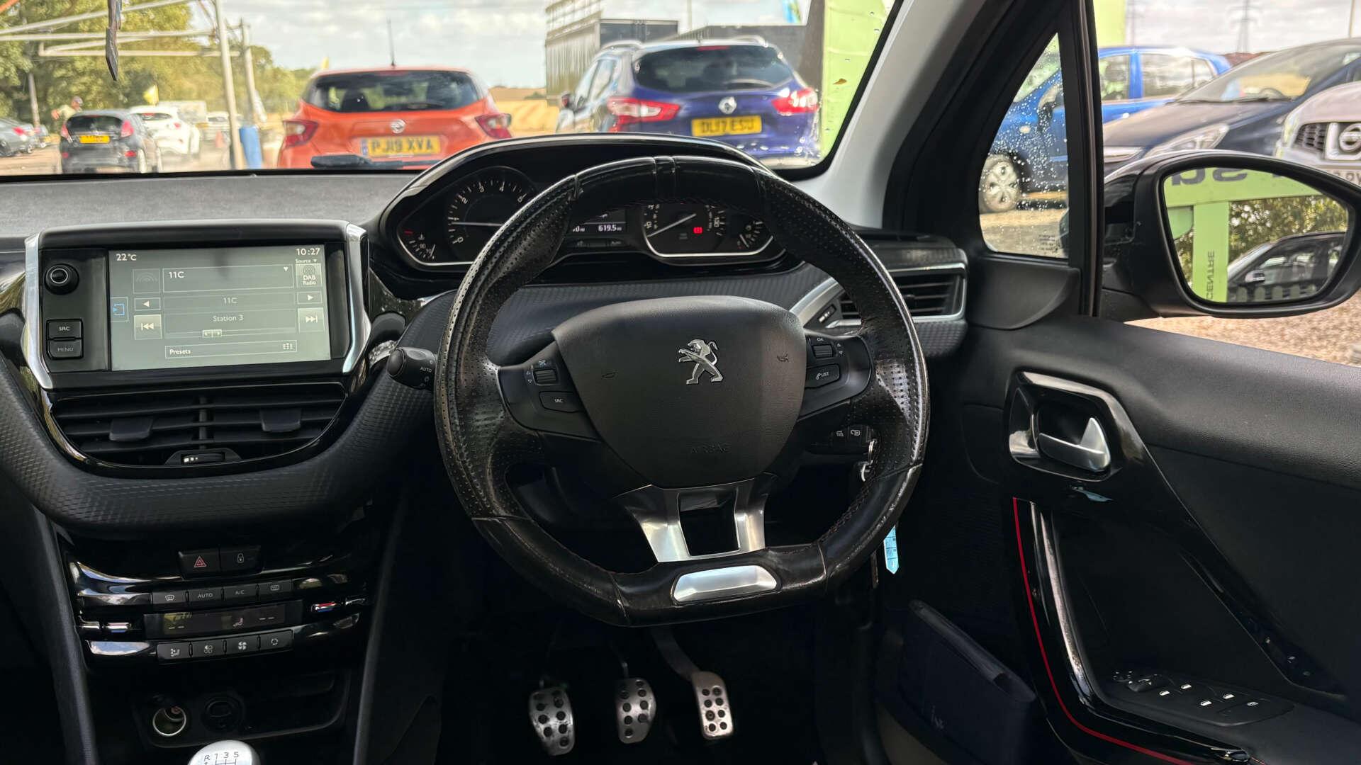 Peugeot 208 view 16
