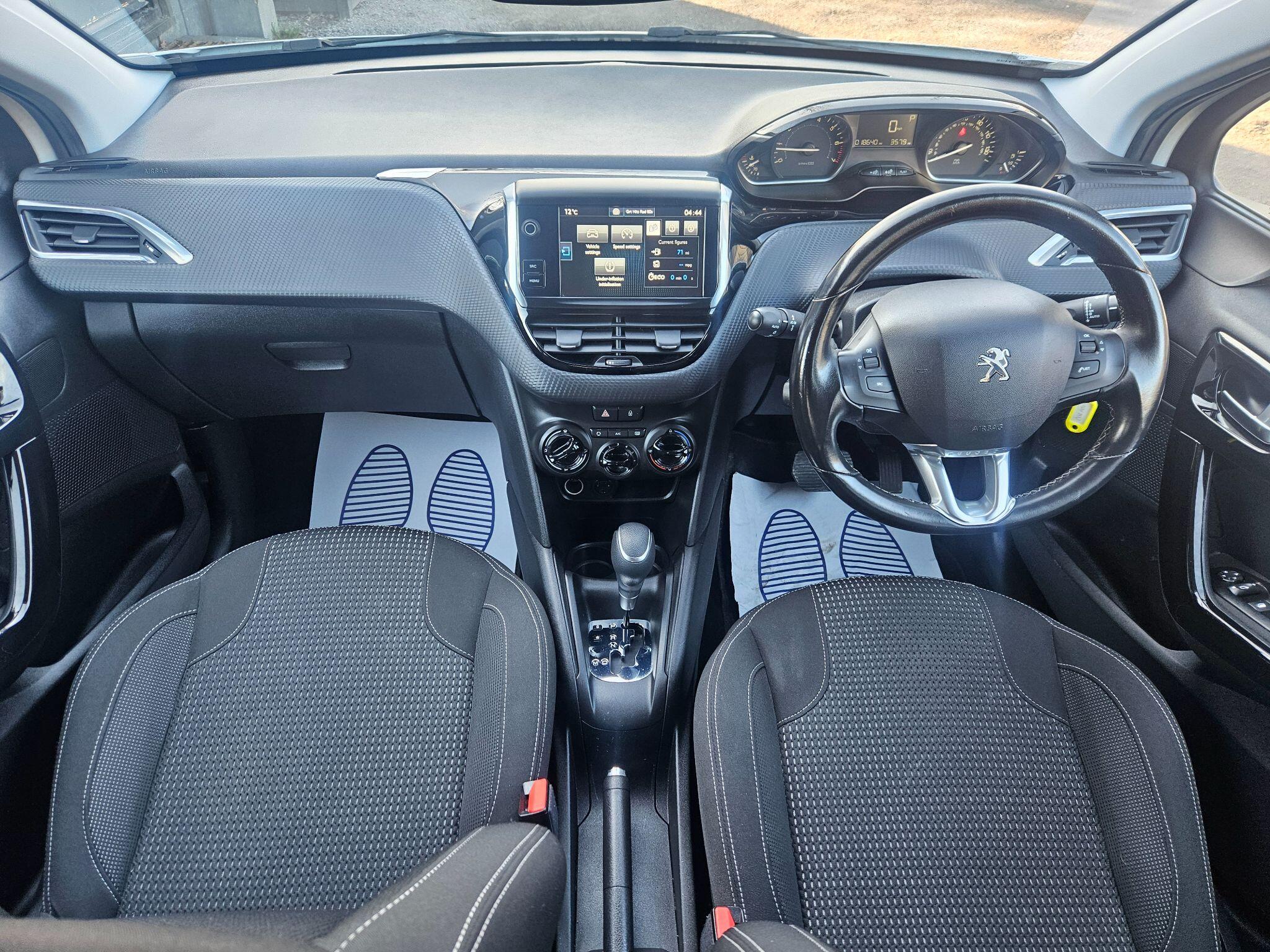 2017 Peugeot 208 image 16