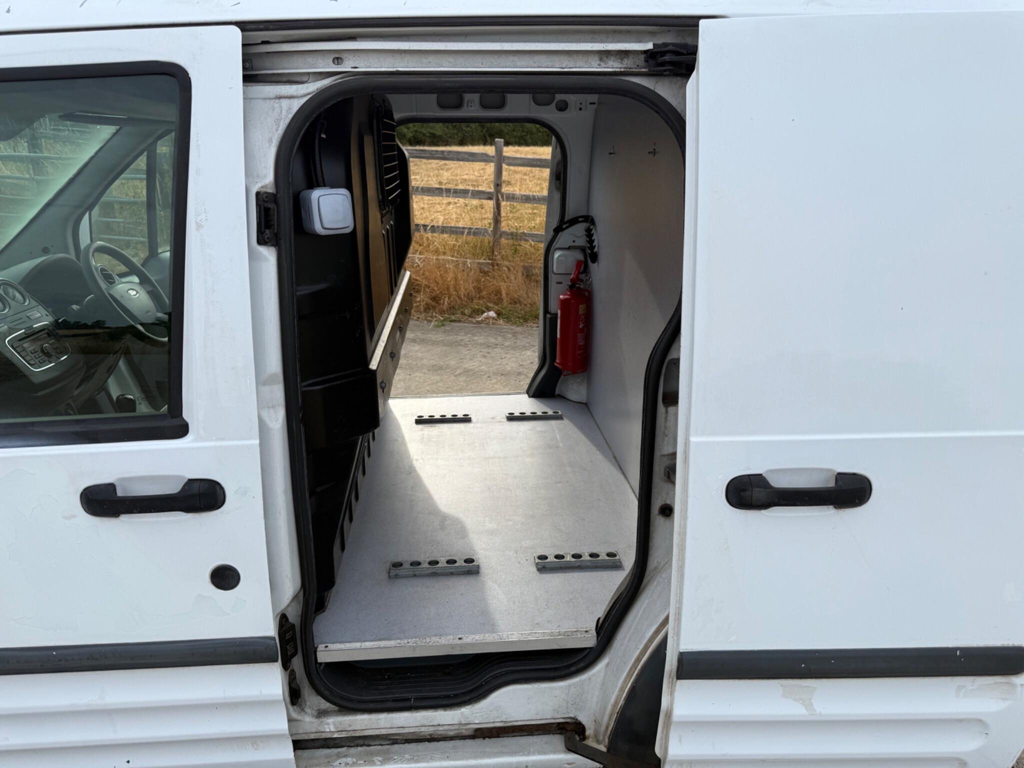 Ford Transit Connect 1.8 TDCi T200 L1 H1 4dr — photo 38 of 86