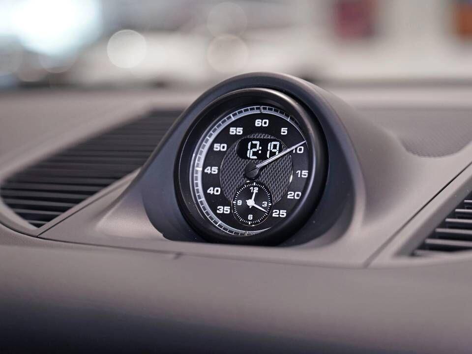 Porsche Macan view 12