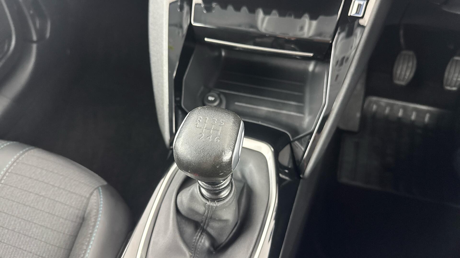 Peugeot 208 view 36
