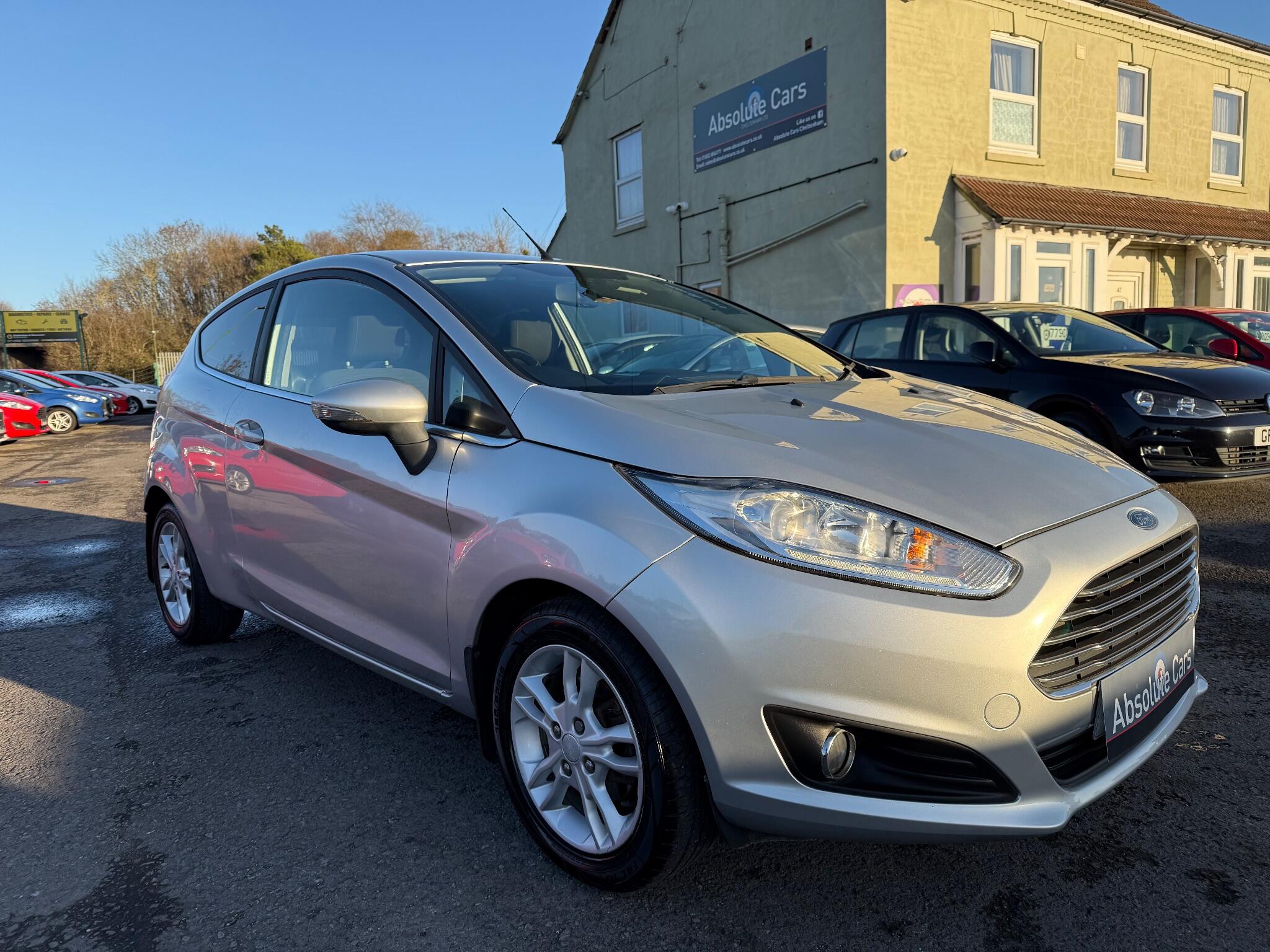 2015 Ford Fiesta 1.25 Zetec Euro 6 3dr • 82,544 miles image 1