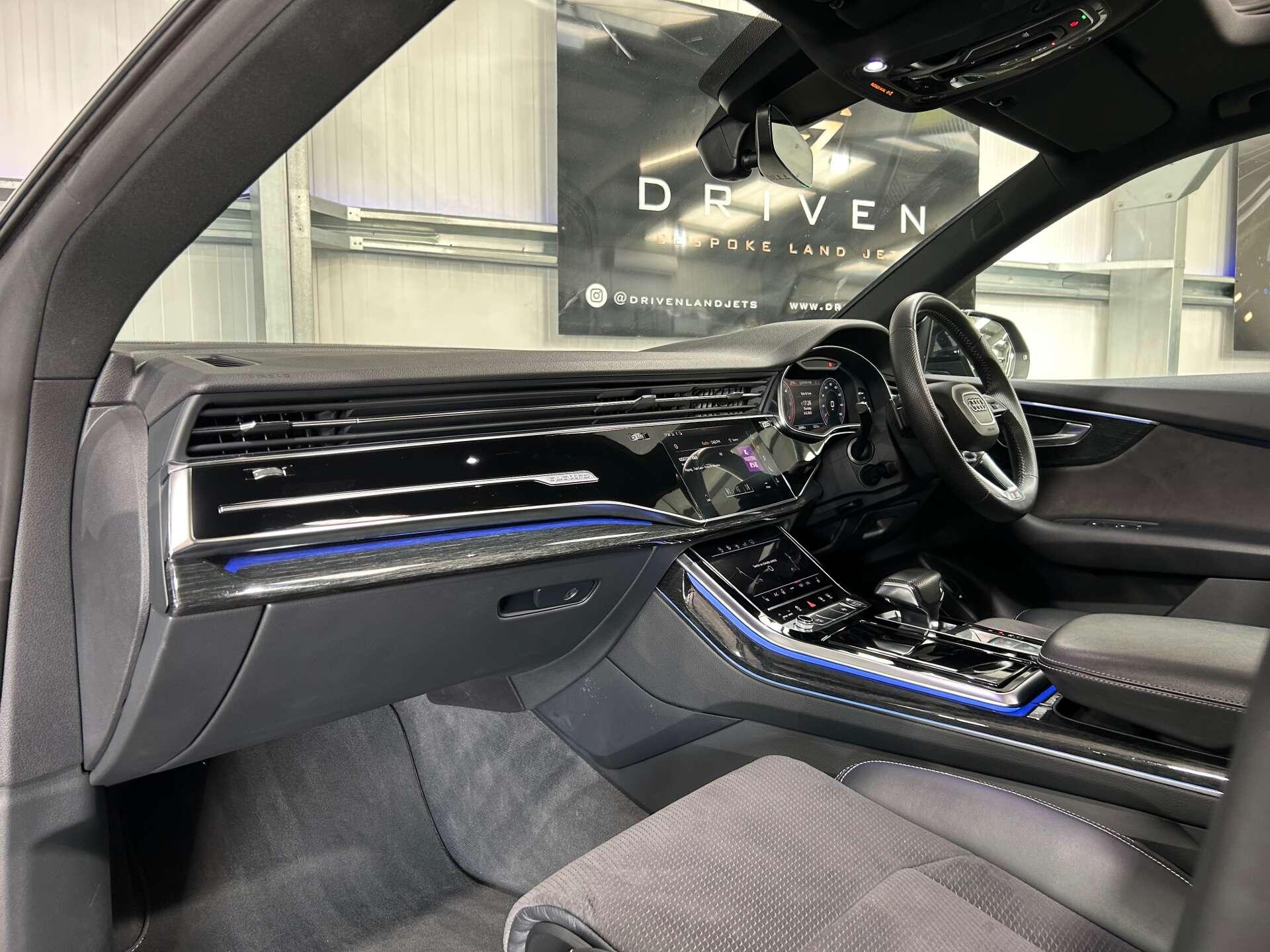Audi Q8 view 18