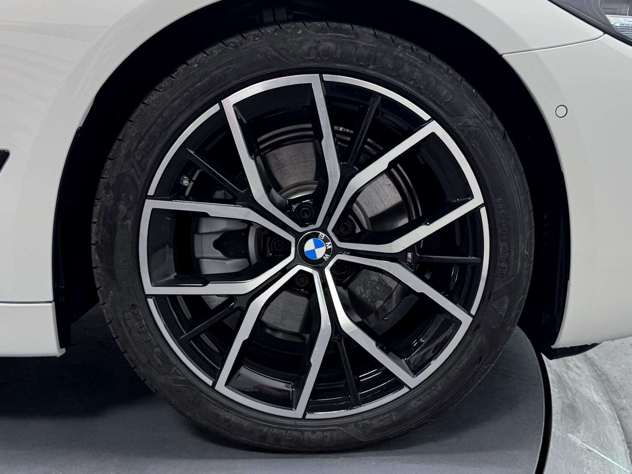 BMW 5 Series view 59