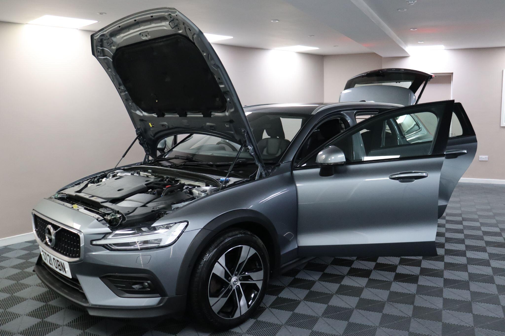 Volvo V60 Cross Country view 16