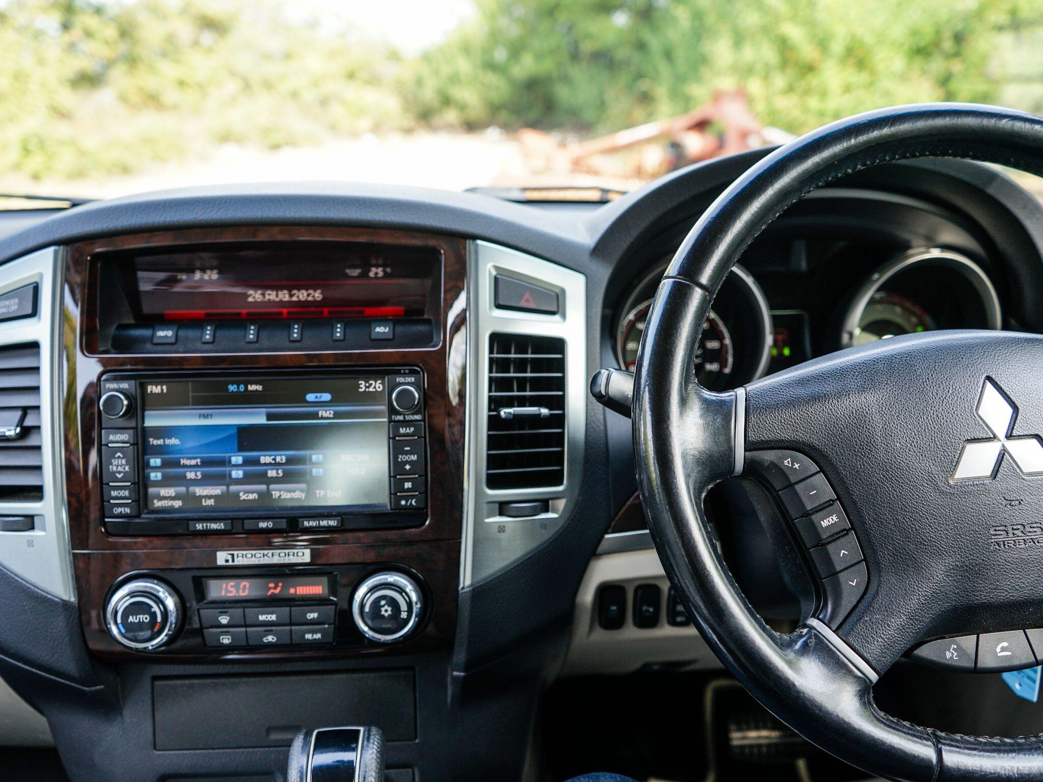 Mitsubishi Shogun view 8