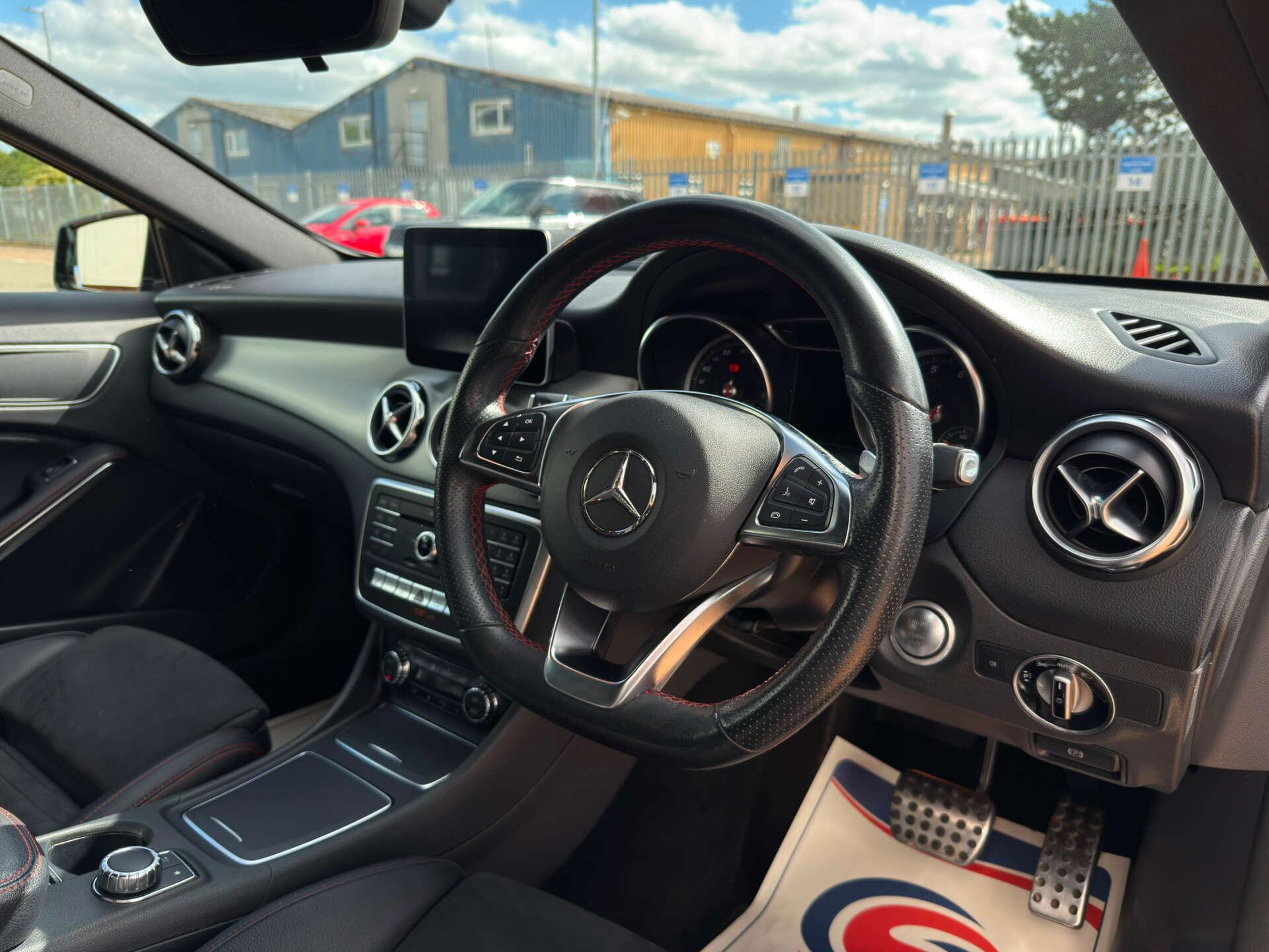 Mercedes-Benz Gla view 12