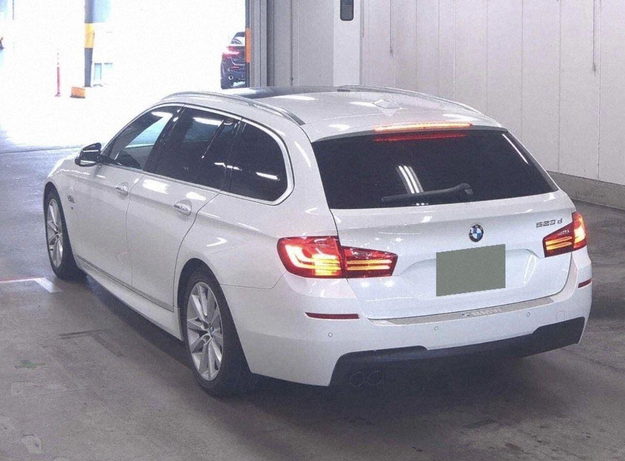 BMW 5 Series view 3