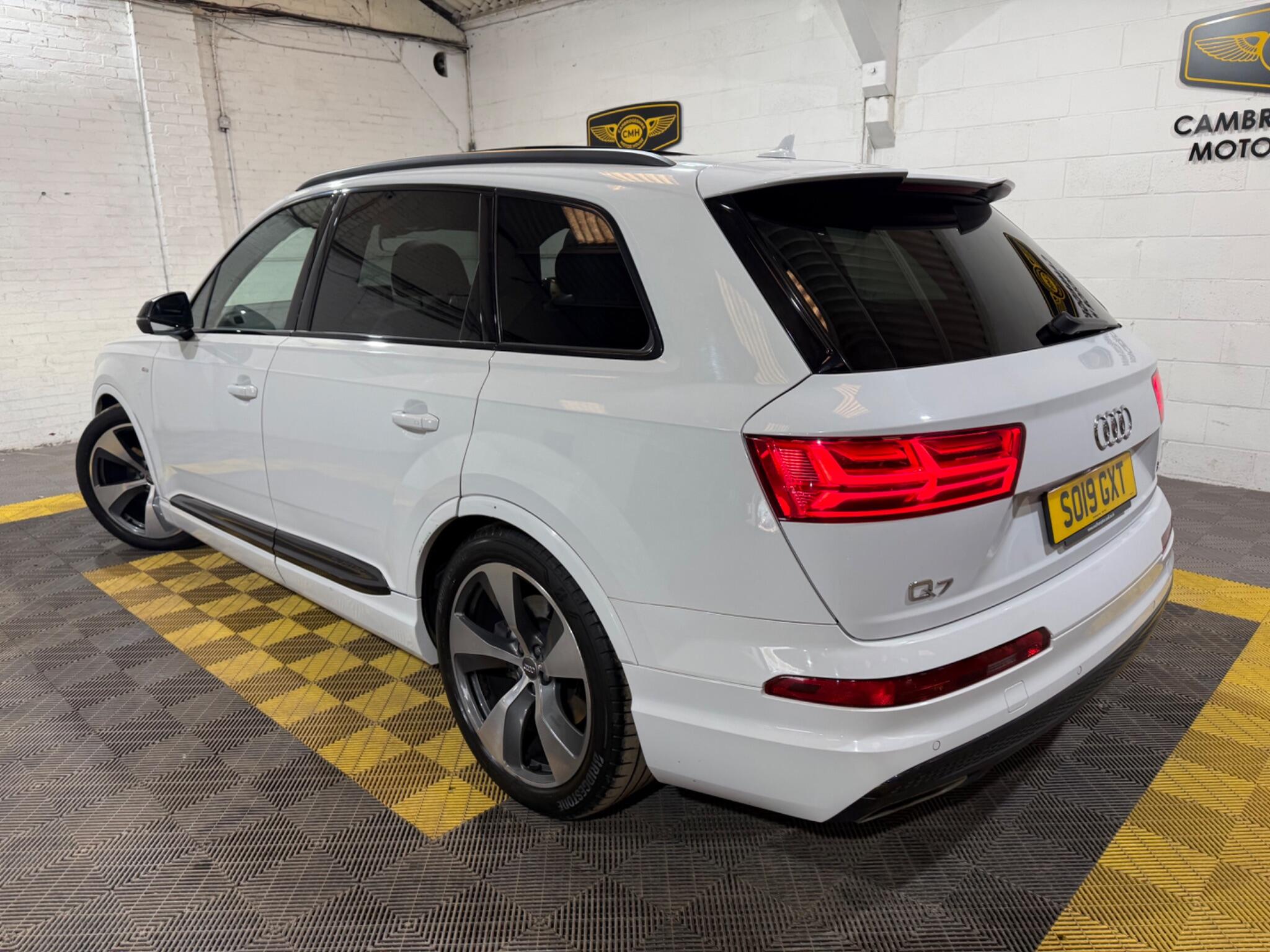 Audi Q7 view 2