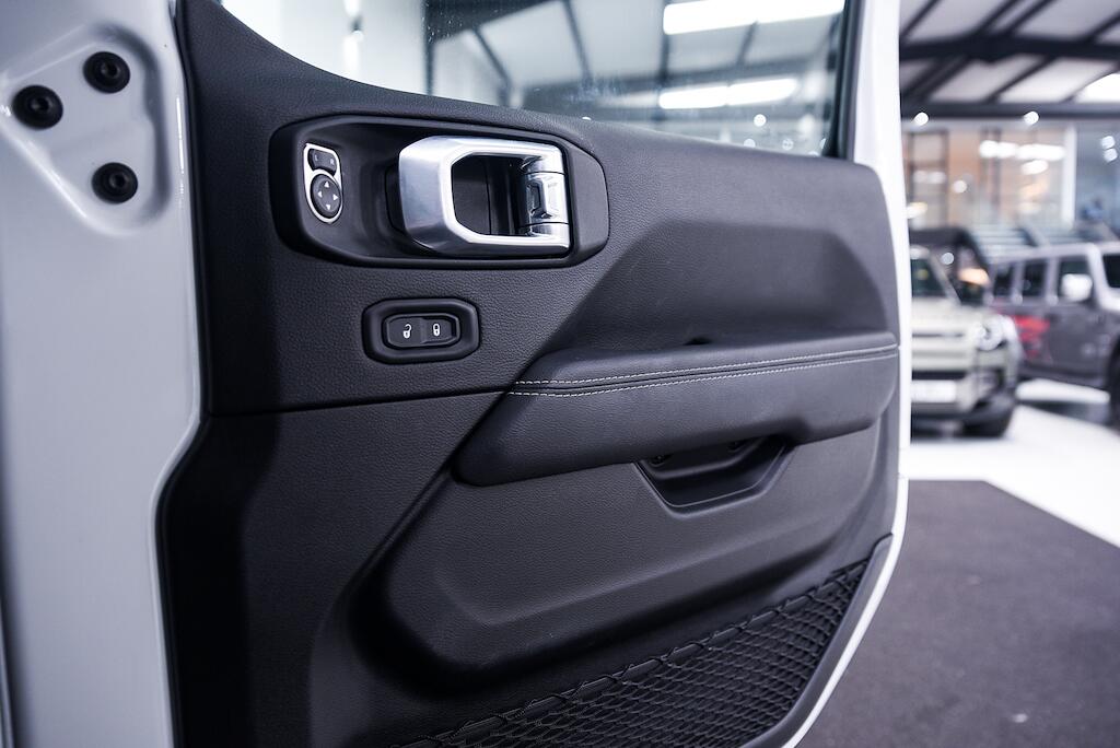 Jeep Wrangler view 26