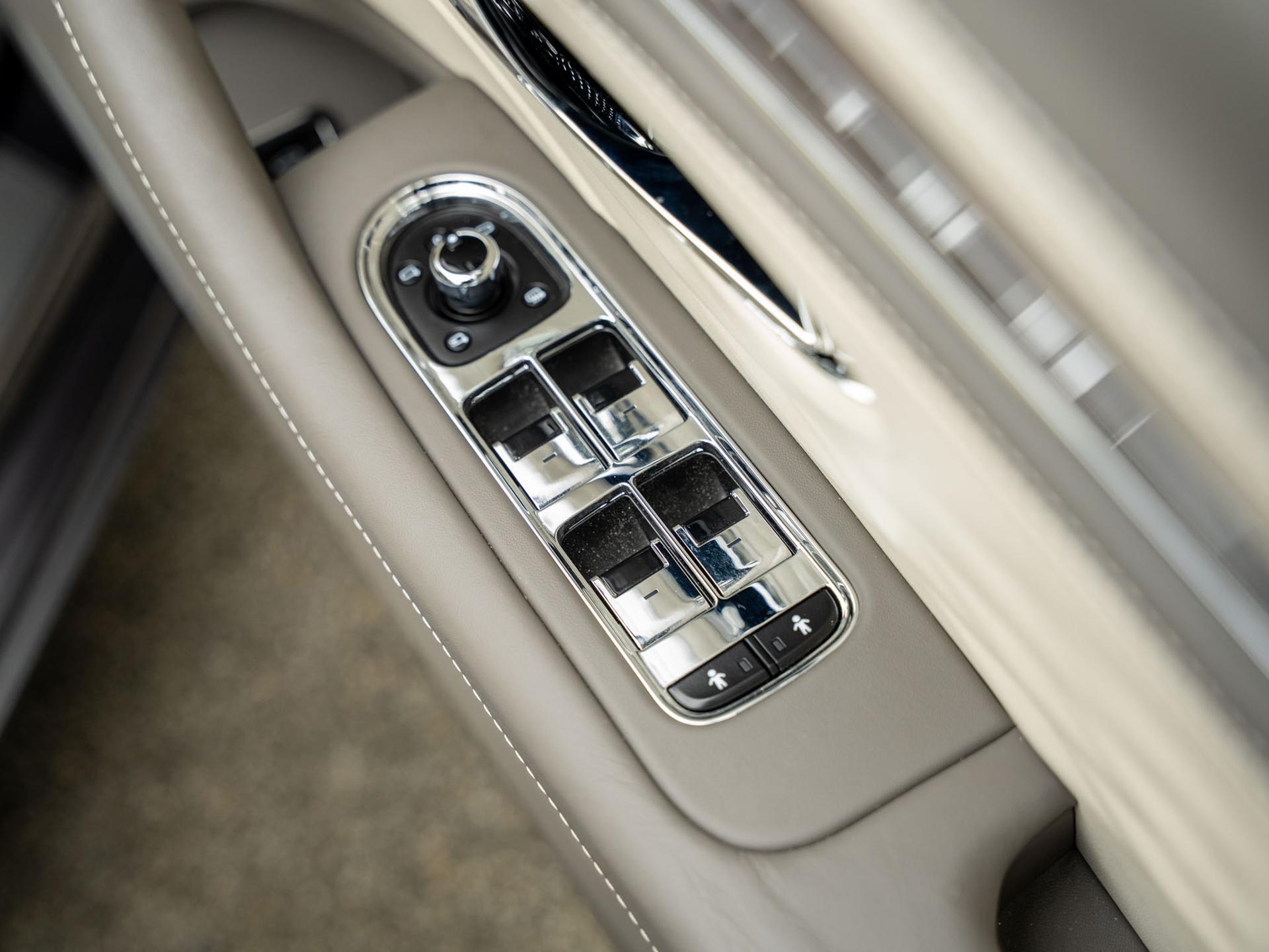 Bentley Flying Spur view 35