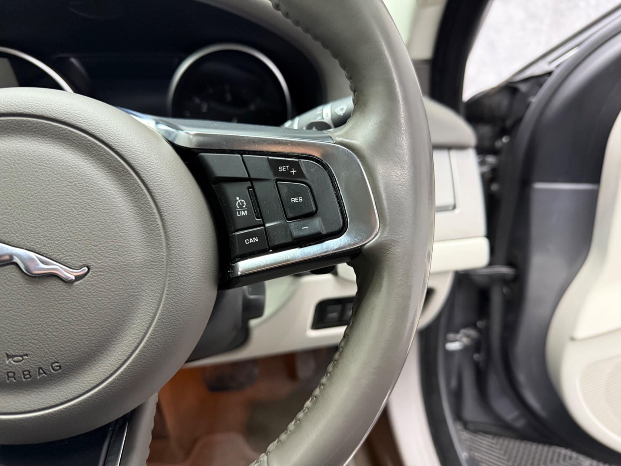 Jaguar XF view 13