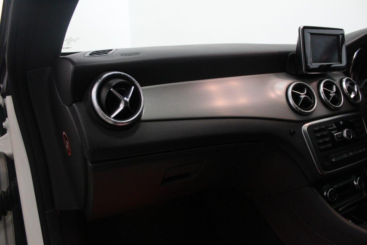 Mercedes-Benz Cla view 33