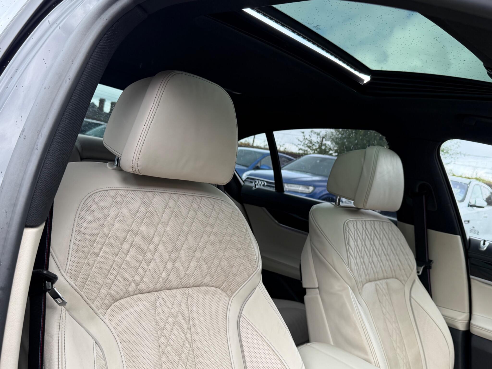 BMW 7 Series view 19