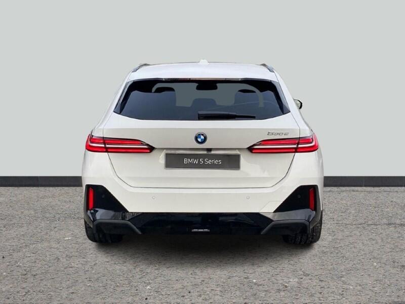 BMW 5 Series view 15