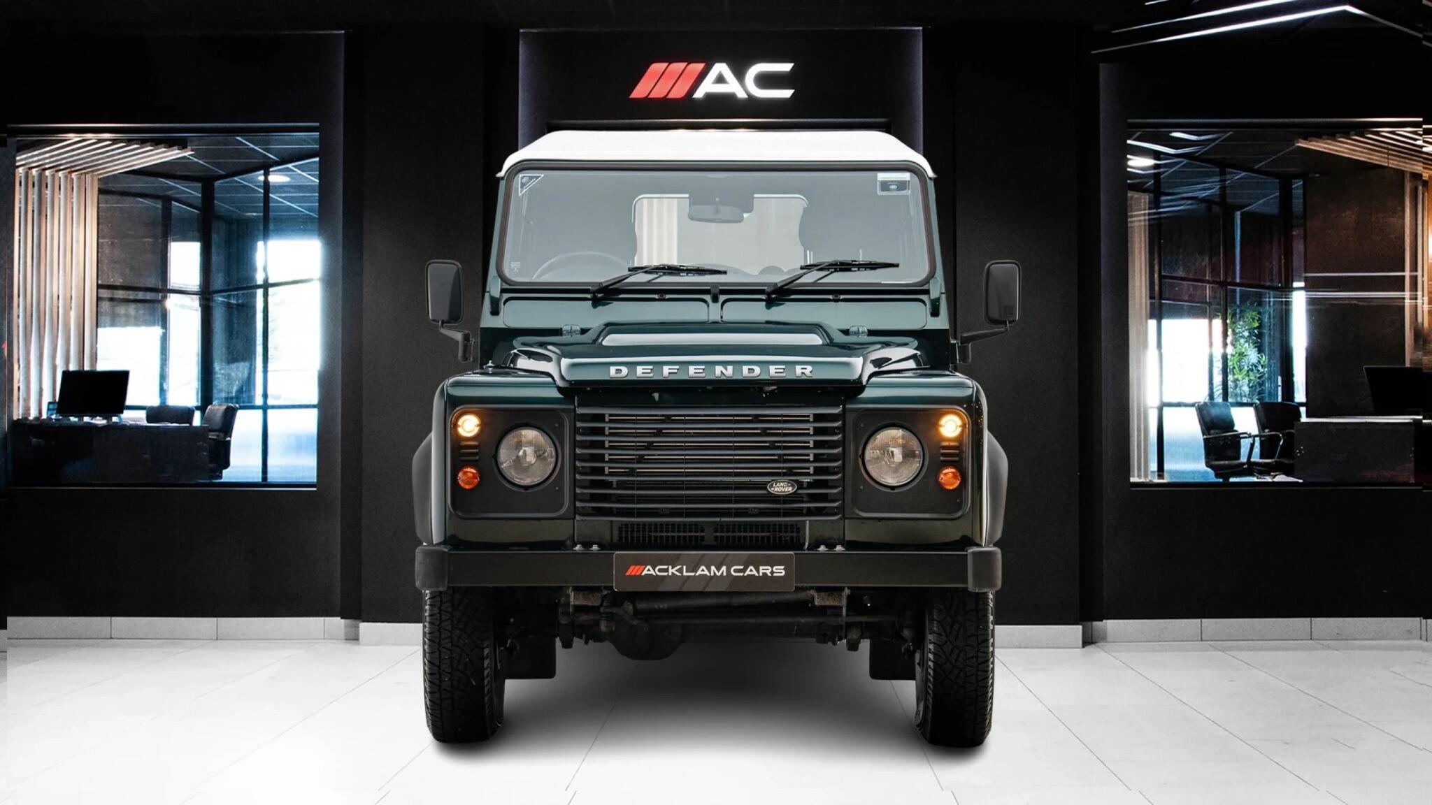 Land Rover Defender 90 view 4