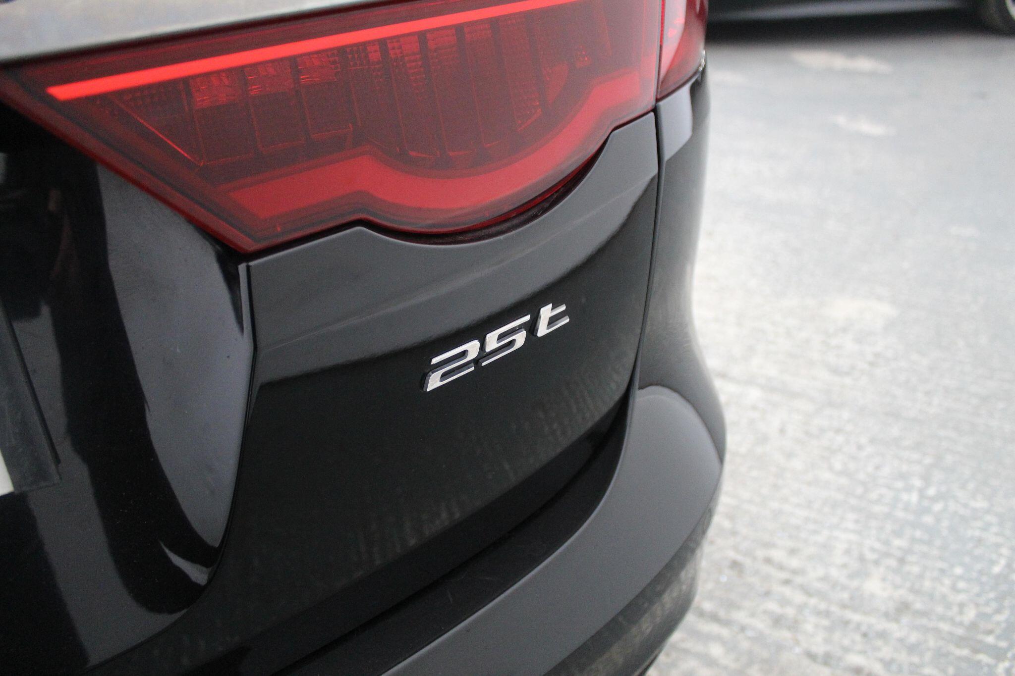 Jaguar XF view 20
