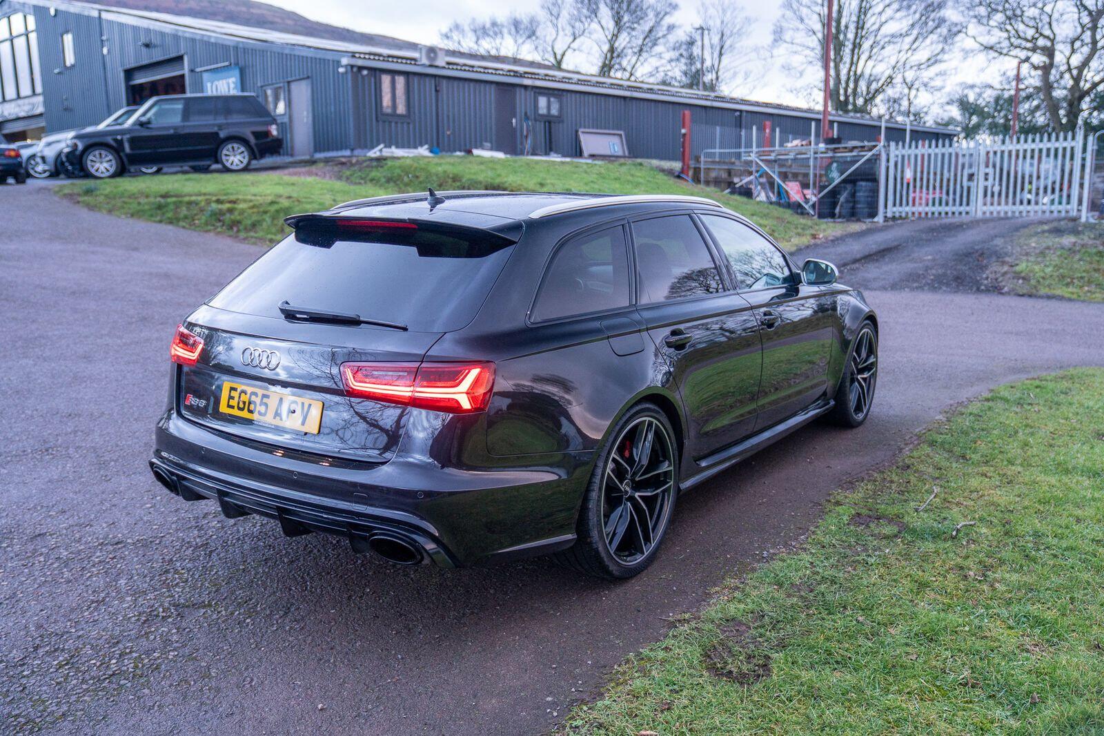 Audi RS6 Avant view 8