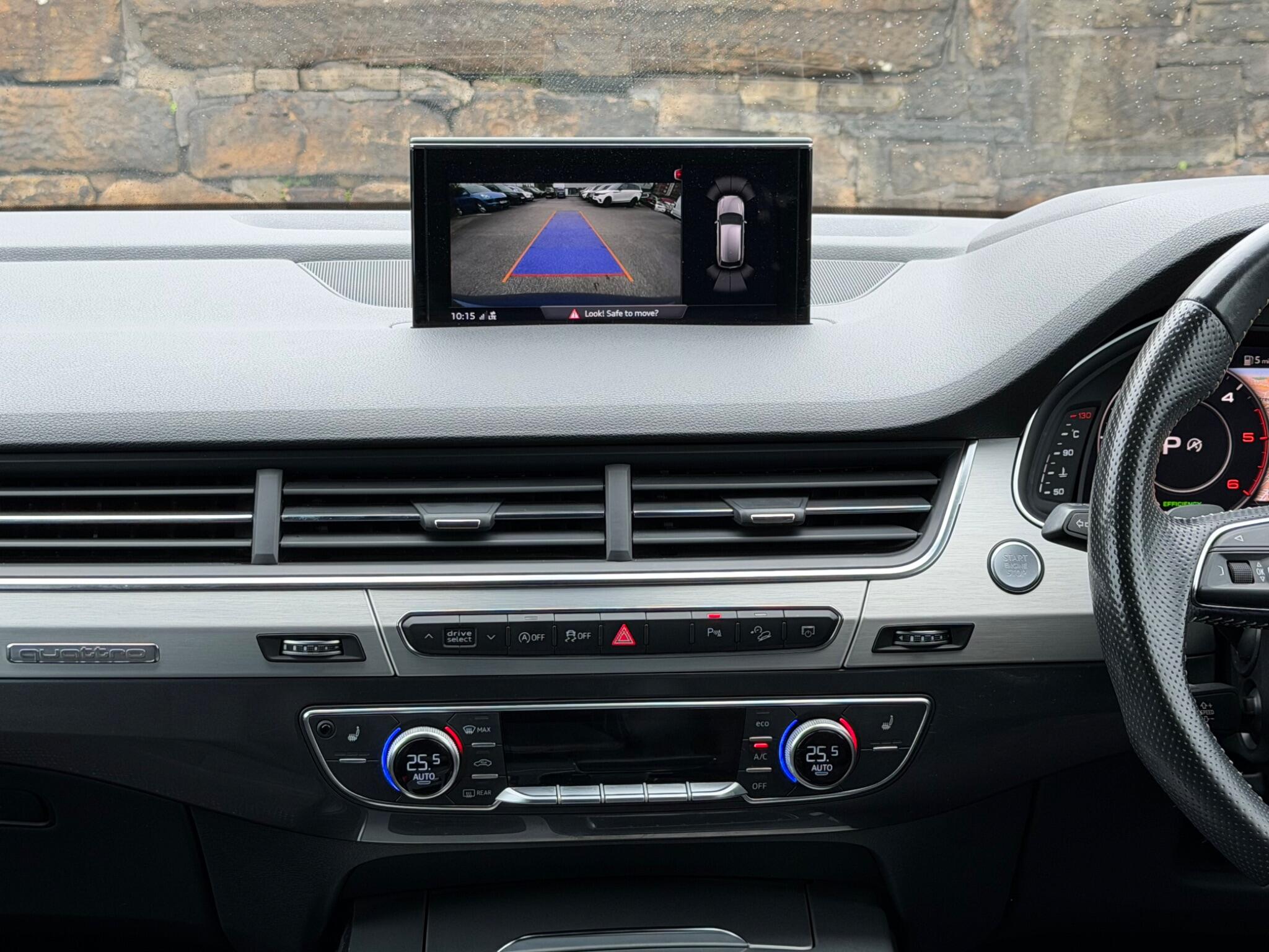 Audi Q7 view 28