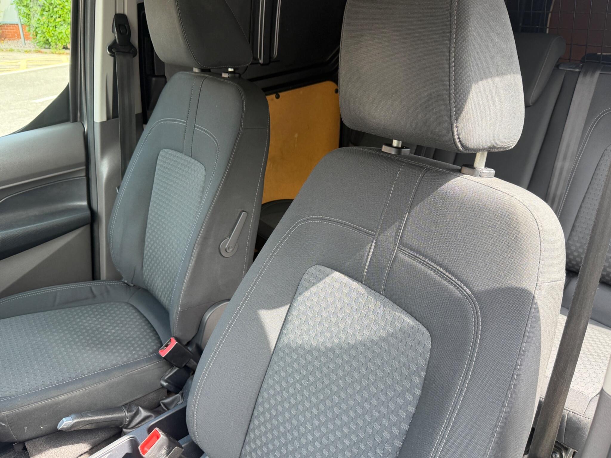 Ford Transit Connect view 21