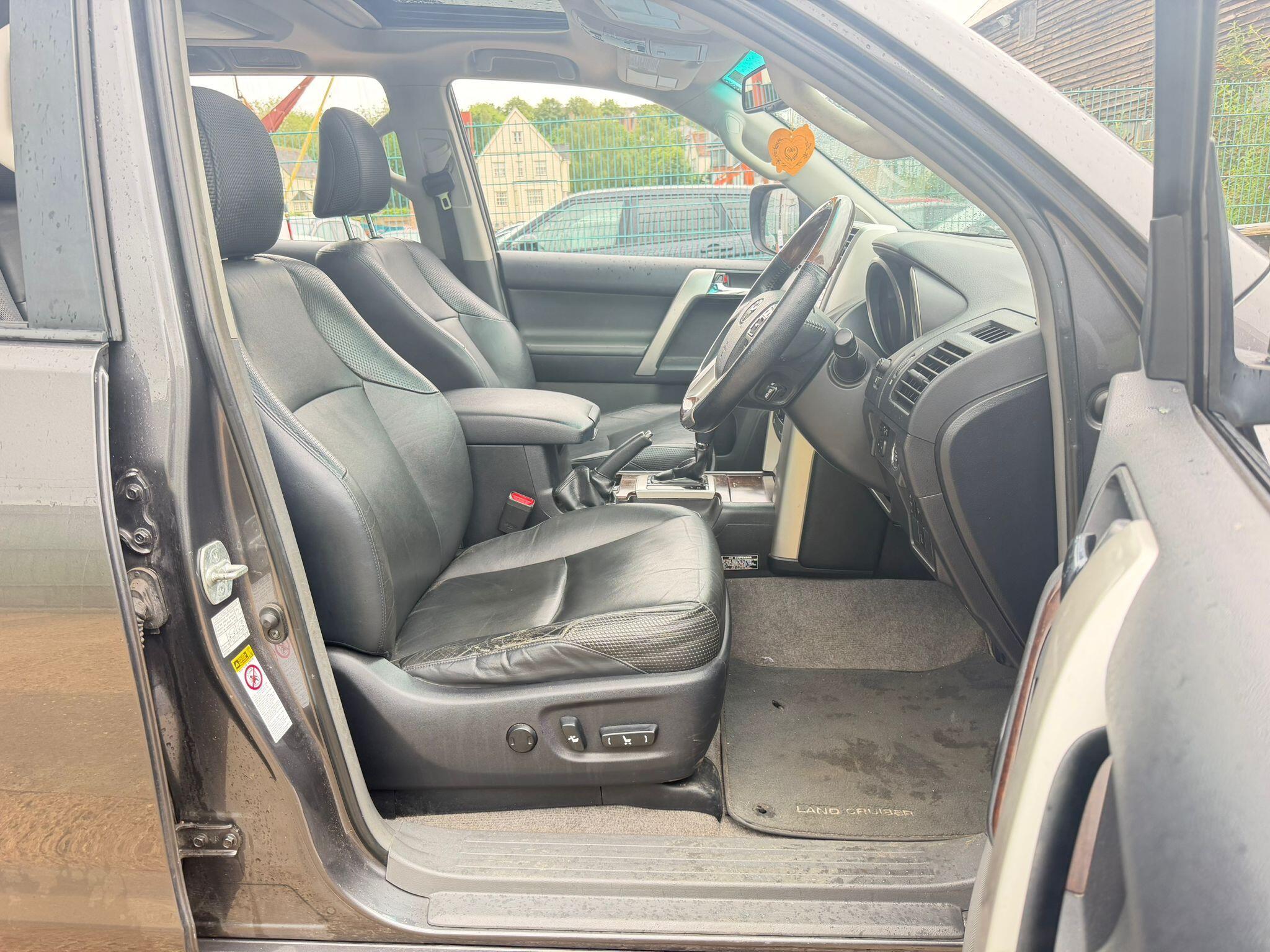 Toyota Land Cruiser view 9