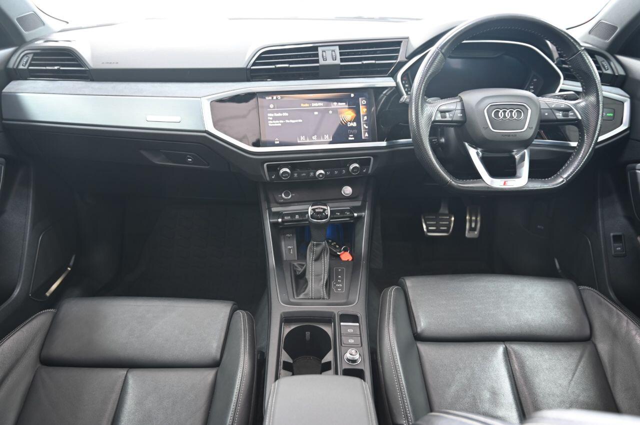 Audi Q3 view 18