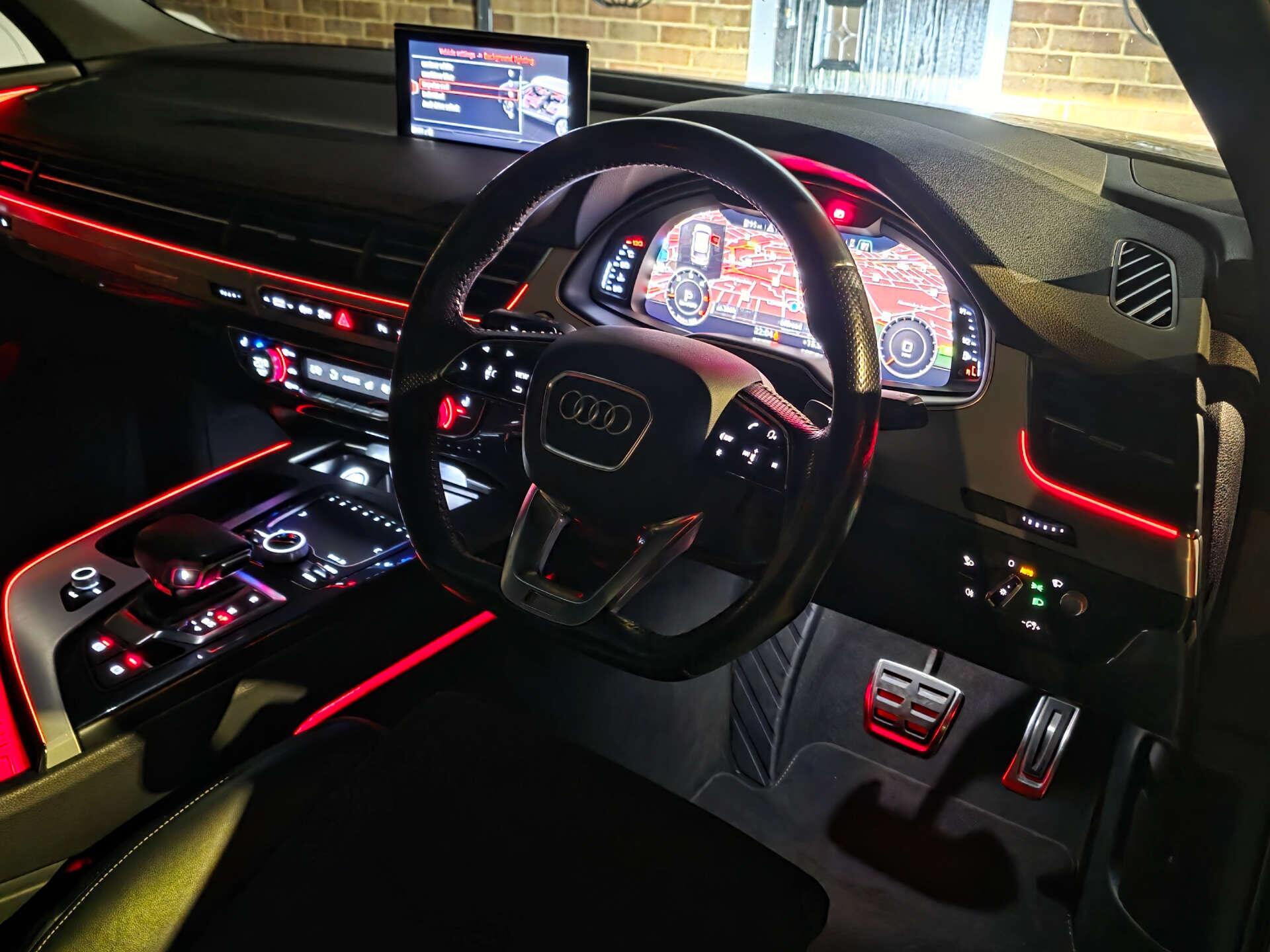 Audi Q7 view 14
