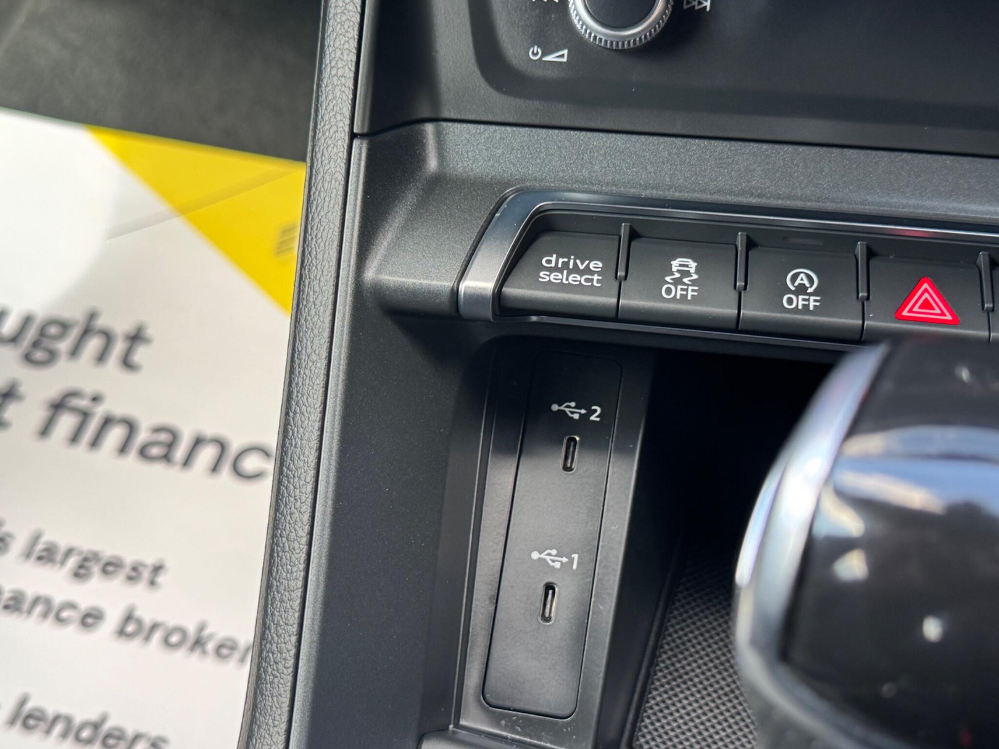 Audi Q3 view 28