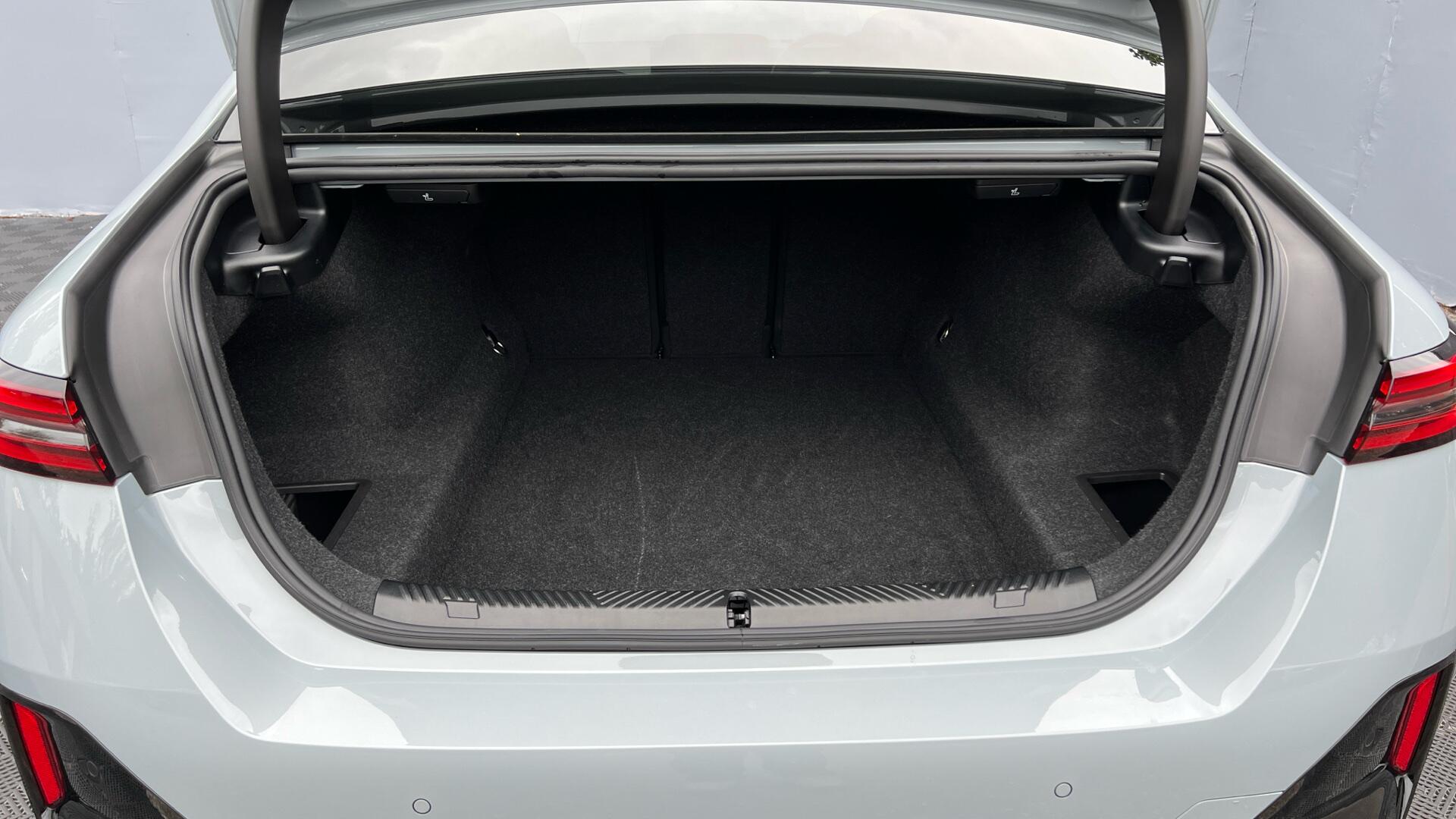 BMW 5 Series view 13