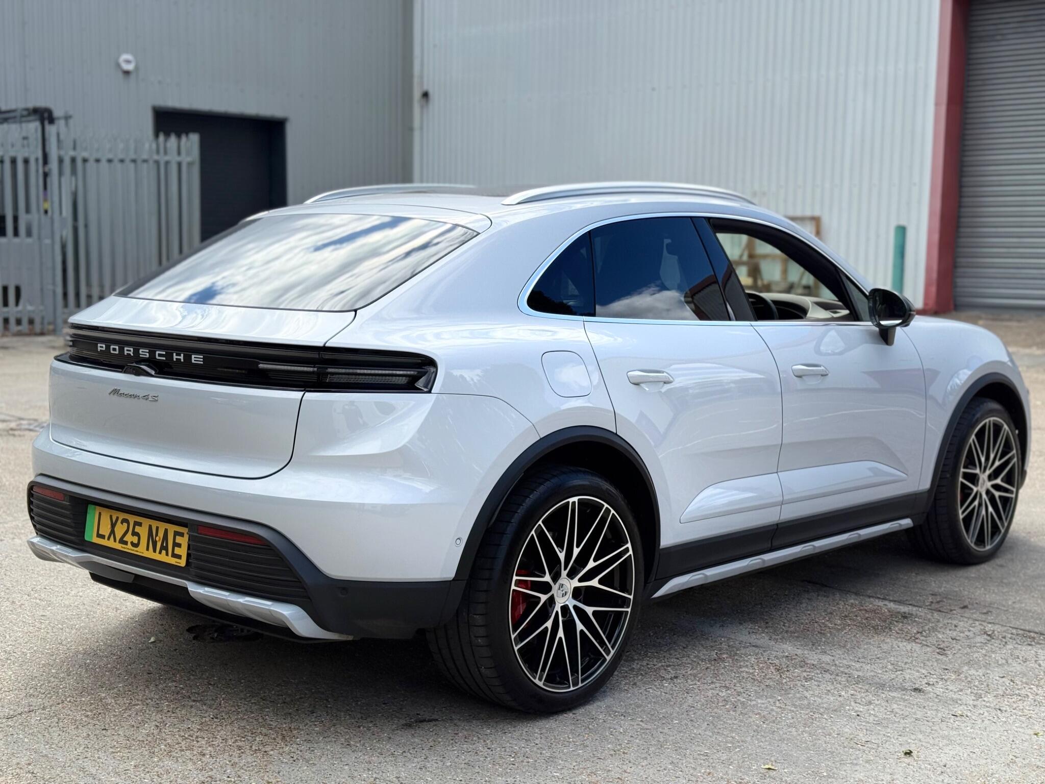 Porsche Macan view 12