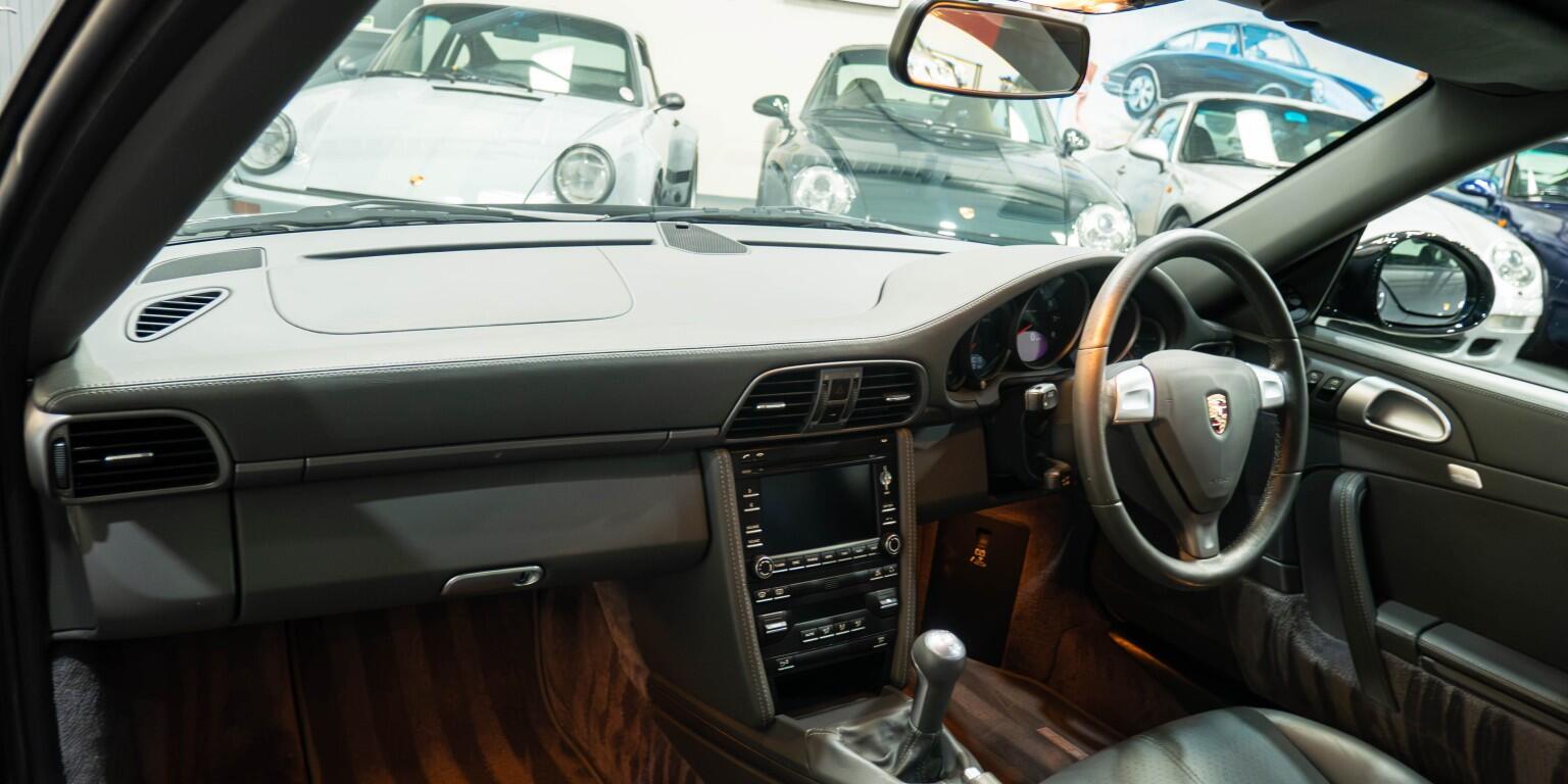 Porsche 911 view 17