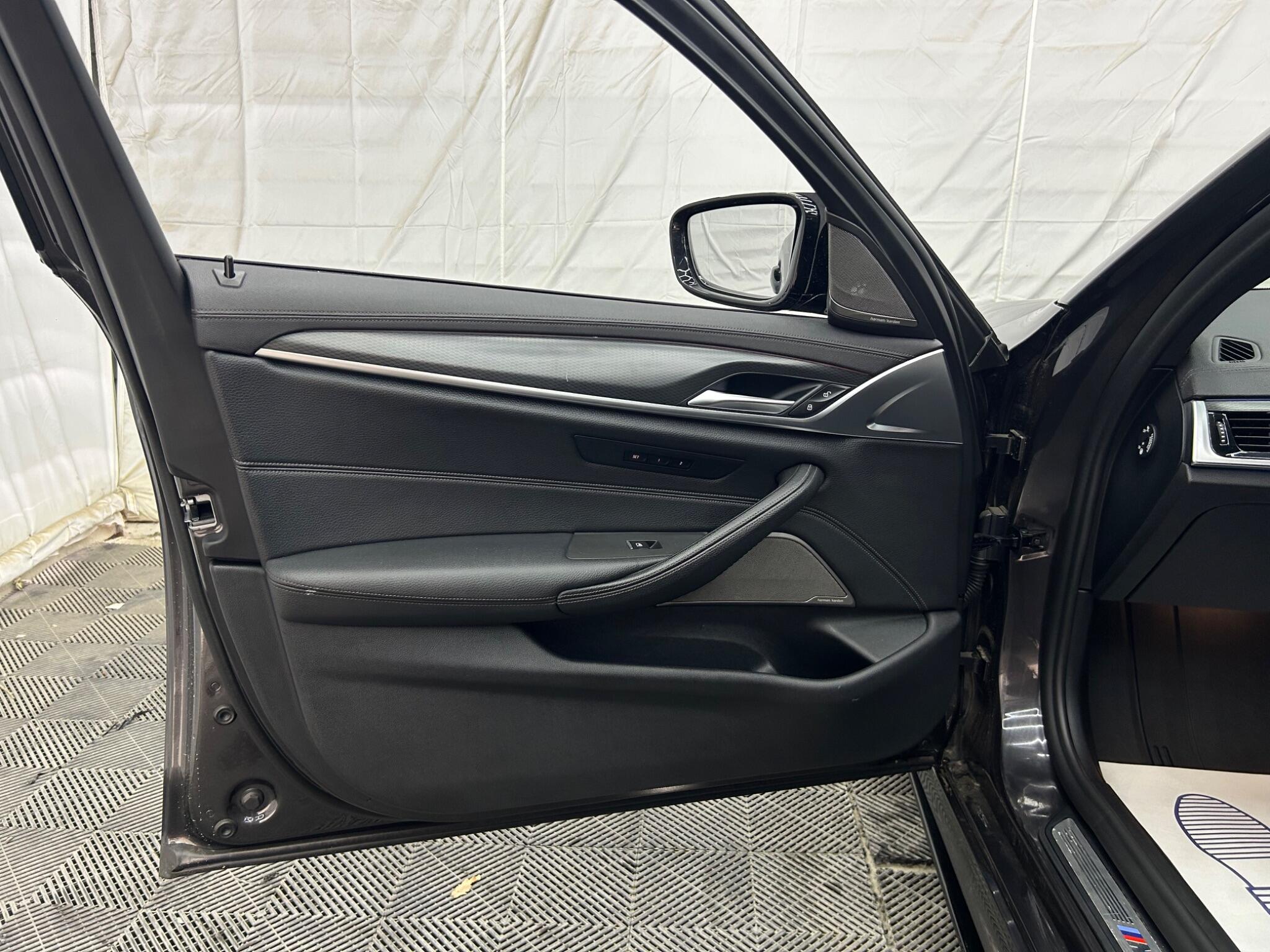 BMW 5 Series view 32
