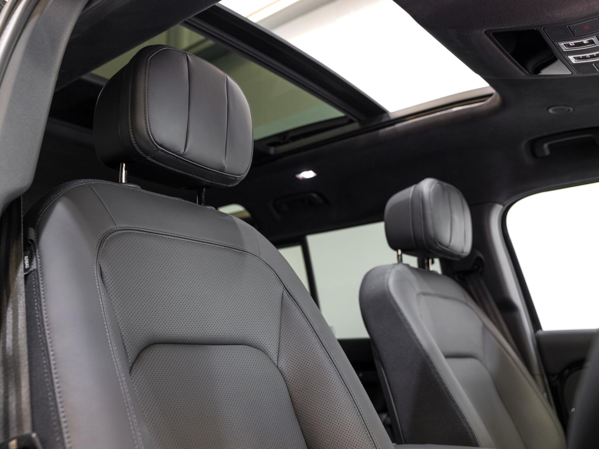 Land Rover Defender 110 view 3