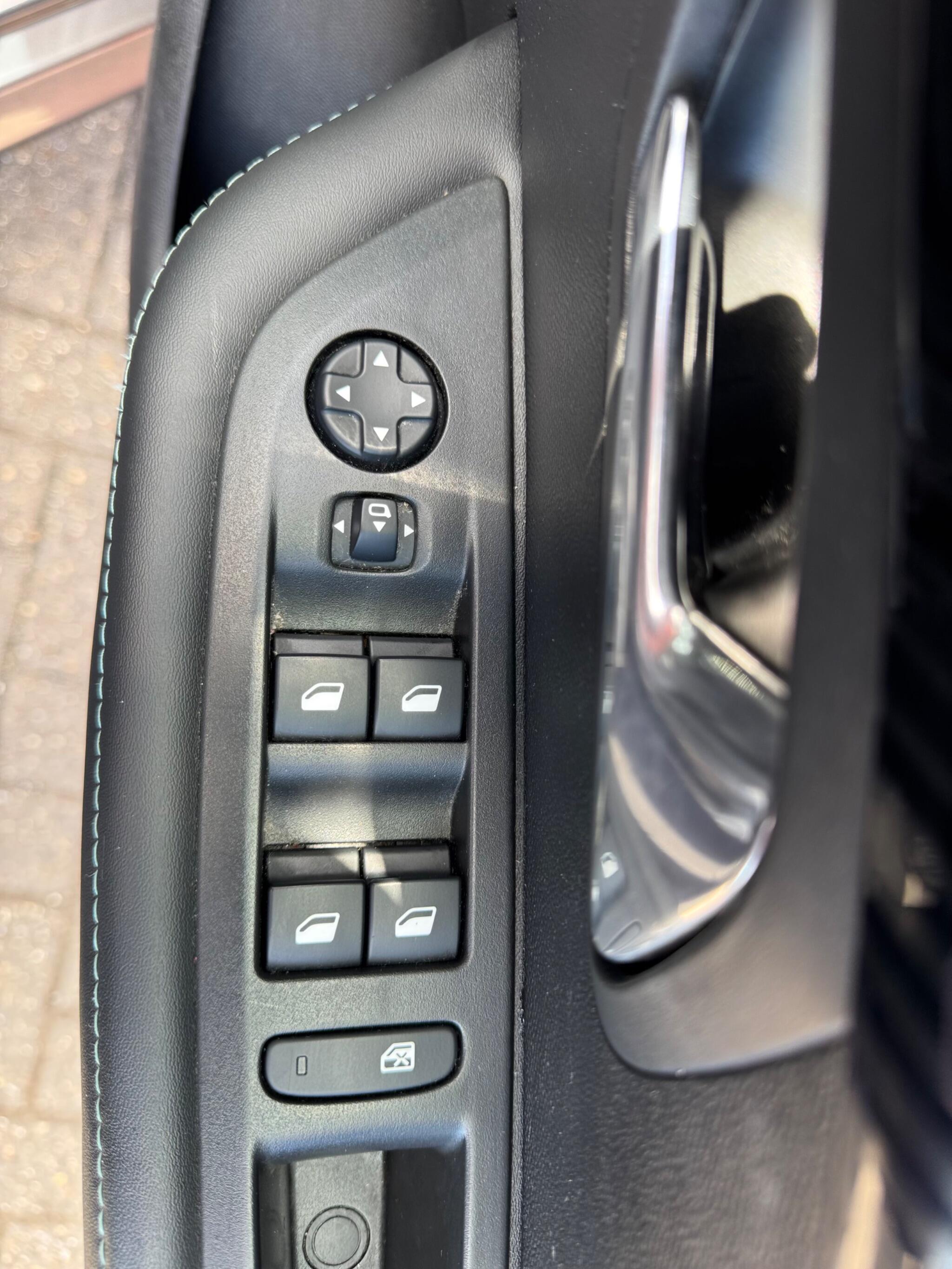Peugeot 208 view 12