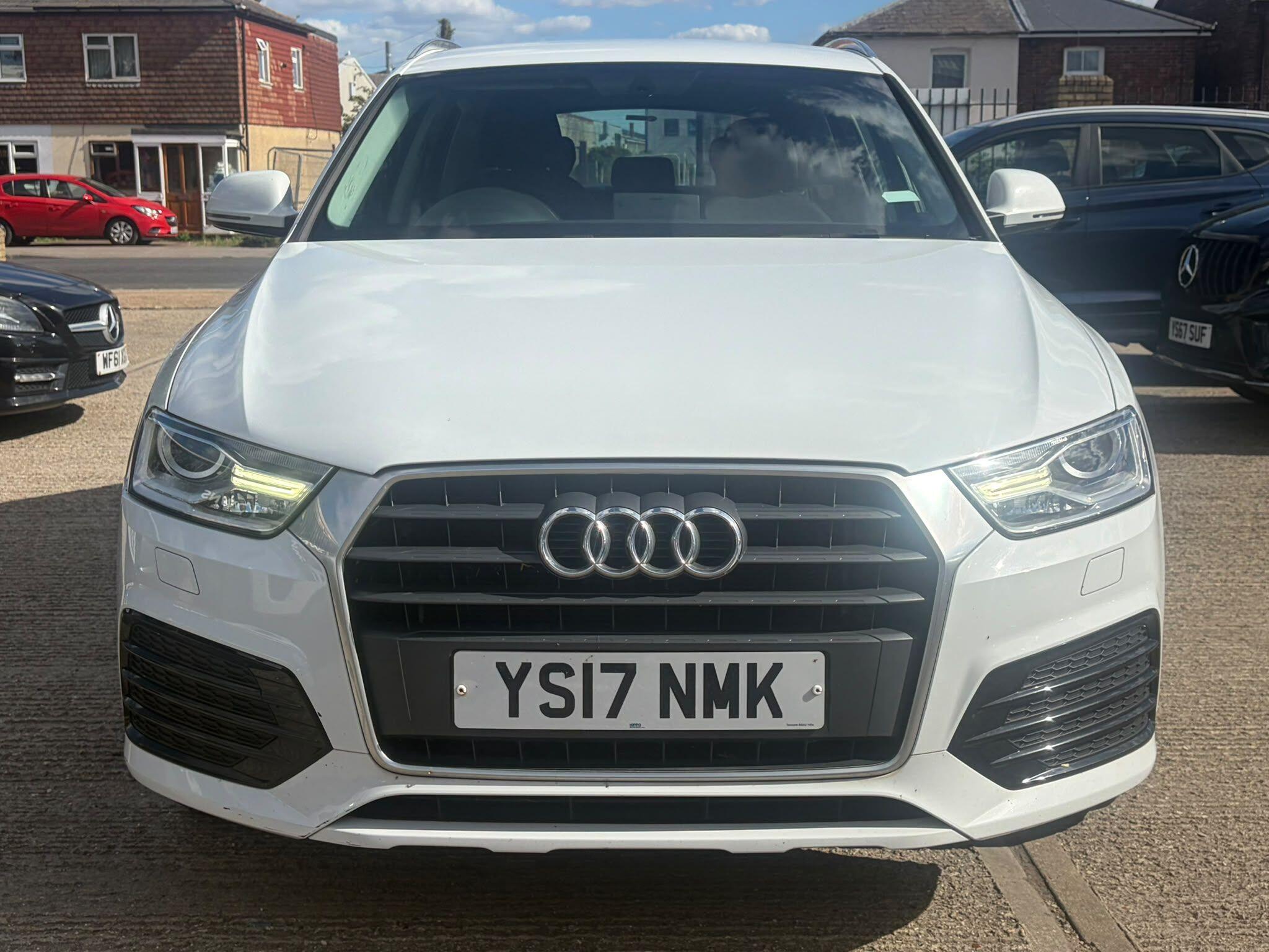 Audi Q3 view 8