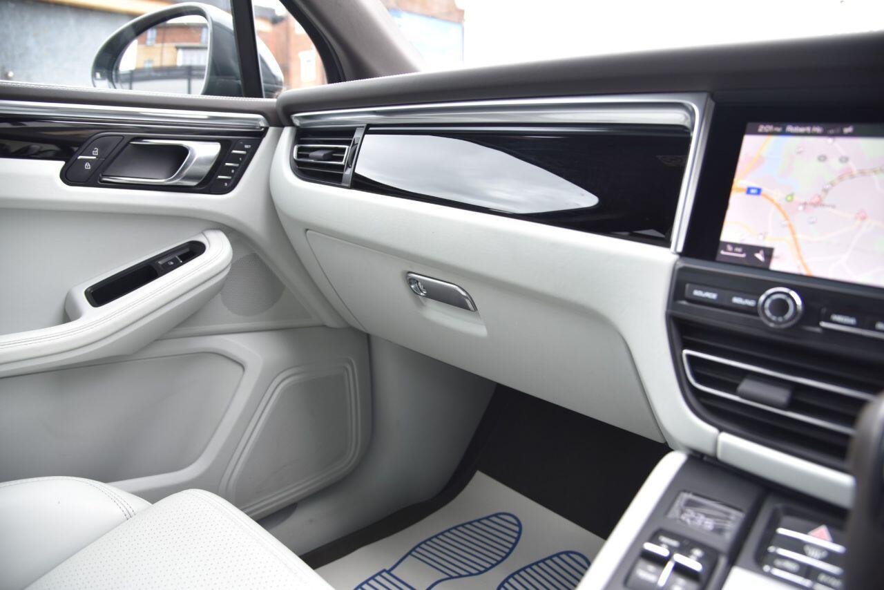 Porsche Macan view 55