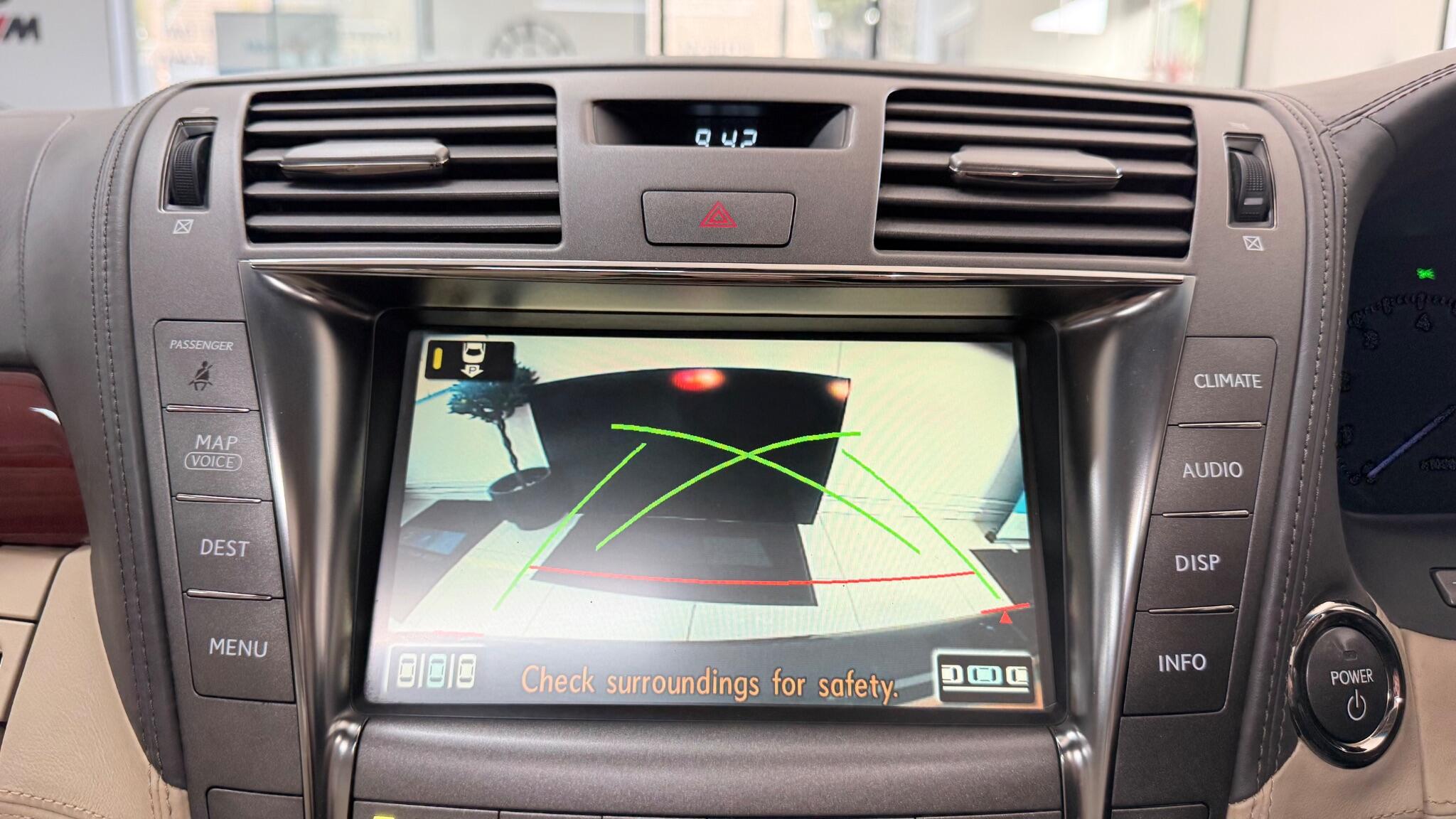 Lexus LS view 14